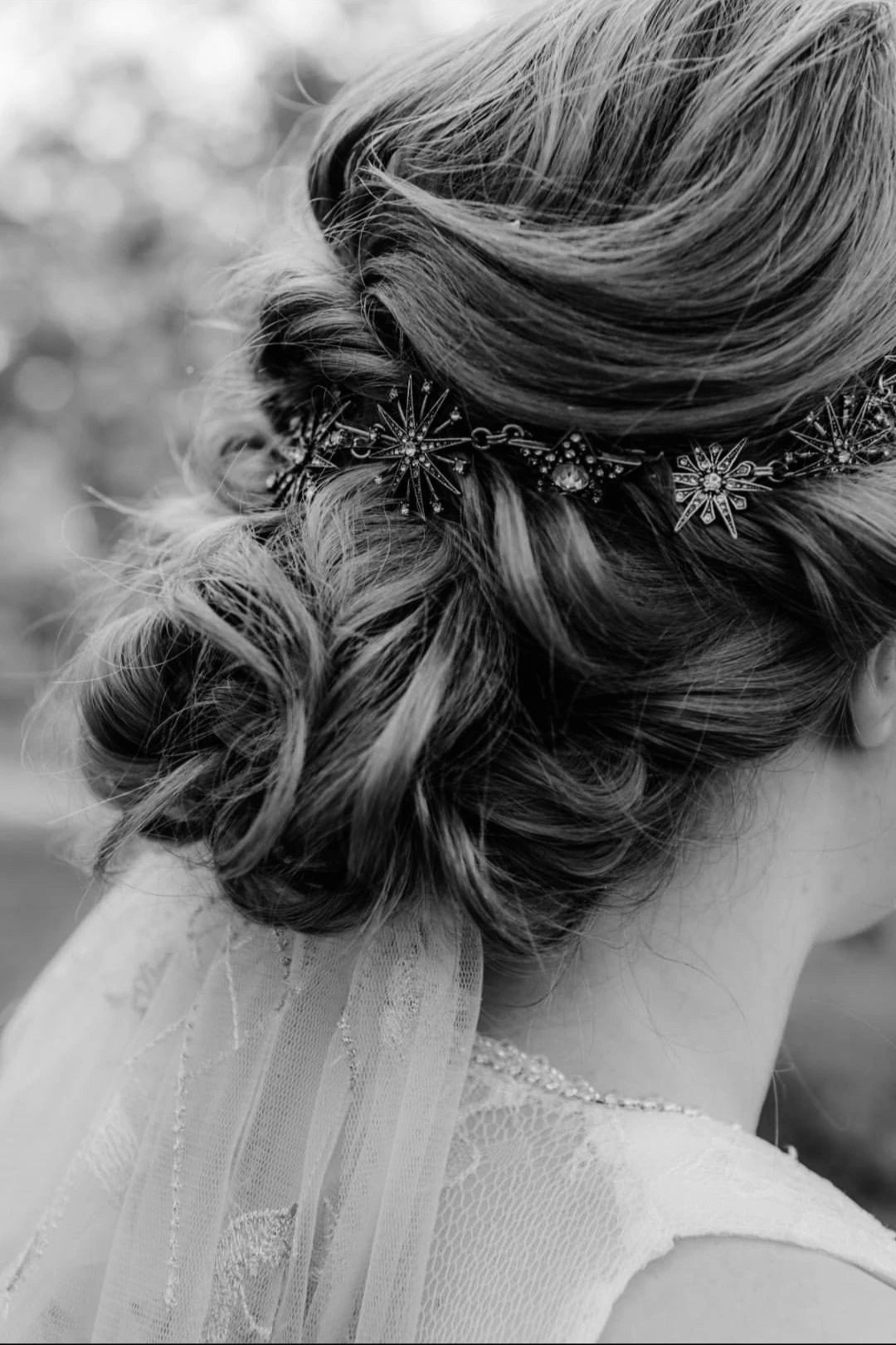 Coiffure d'une mariée vintage avec une couronnes formées par des étoiles 