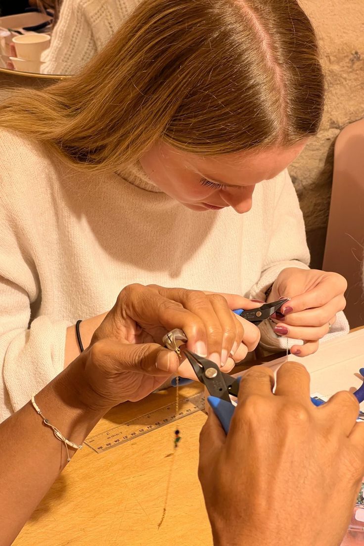 femme entrain de faire un bijou avec des pinces pour une animation de mariage