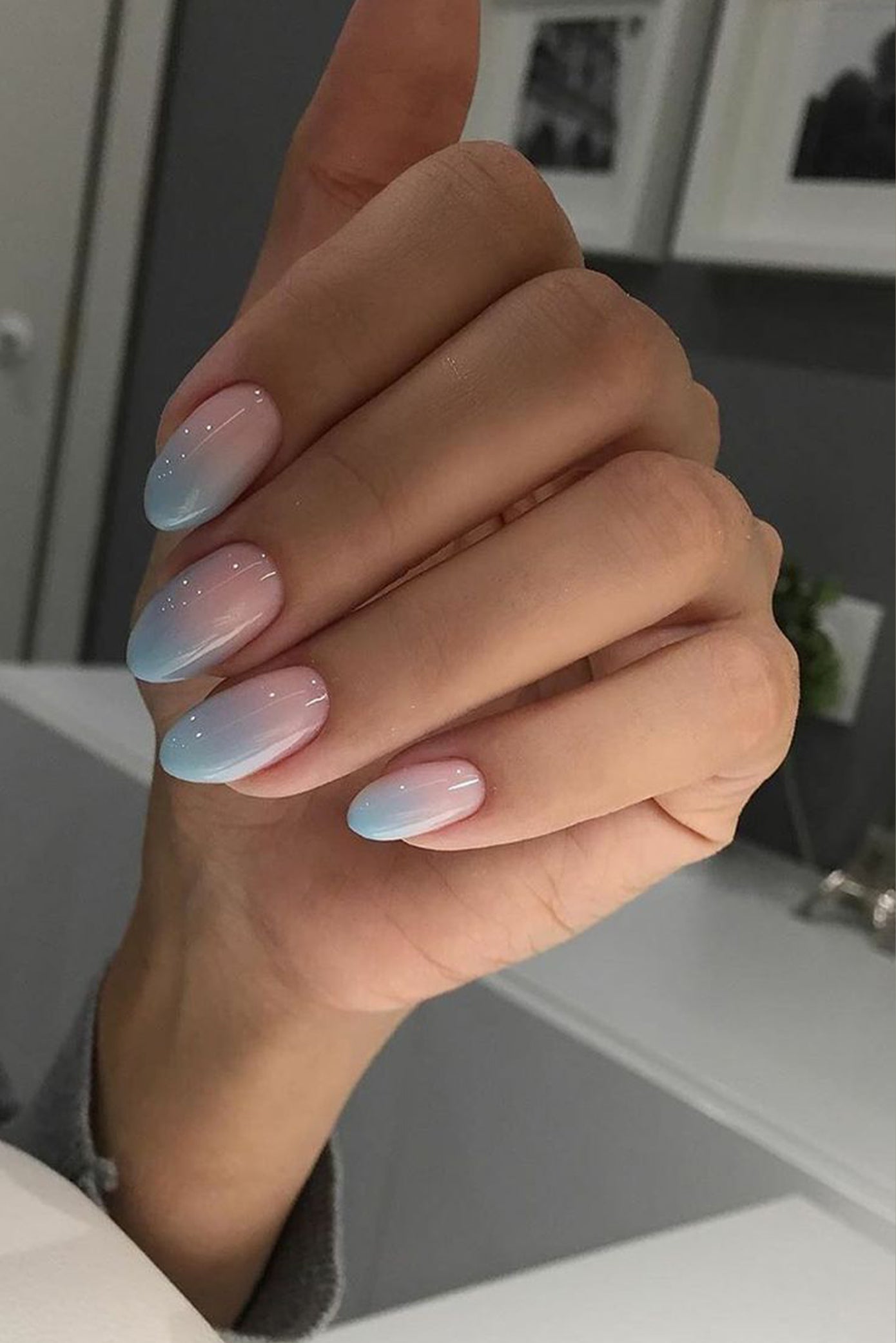 Ongles en forme amande pour mariage style babyboomer mais avec du bleu à la place du blanc