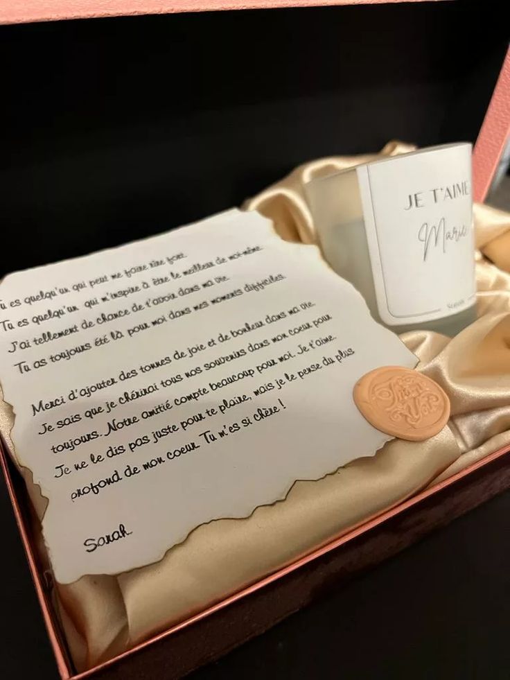 Boite contenant une bijou et une lettre personnalisée parfait pour un cadeau de cérémonie