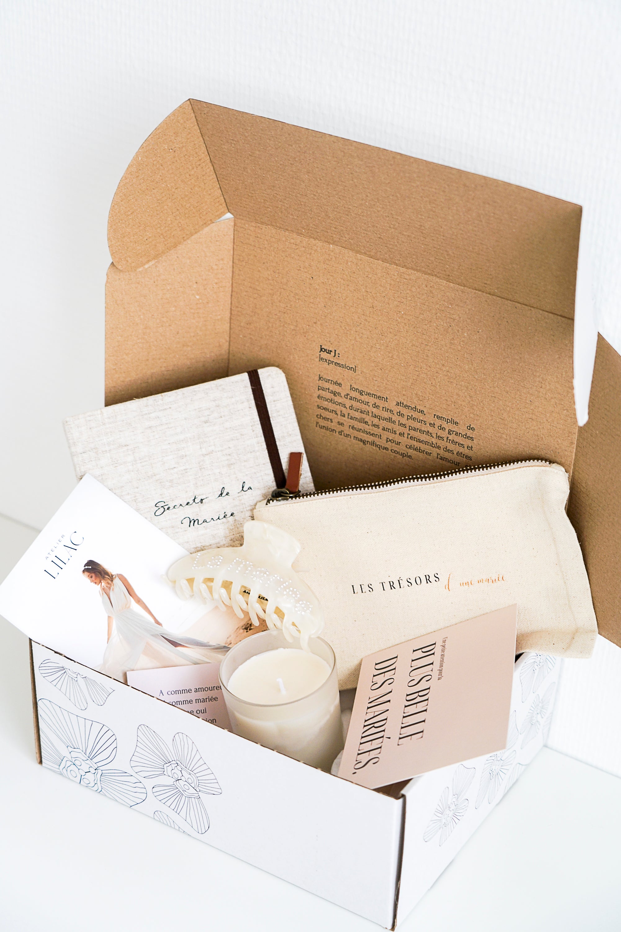 Box avec tout le nécéssaire de la mariée, bougie, pince à cheveux, brosse, petit miroir, mouchoir, trousse de maquillage