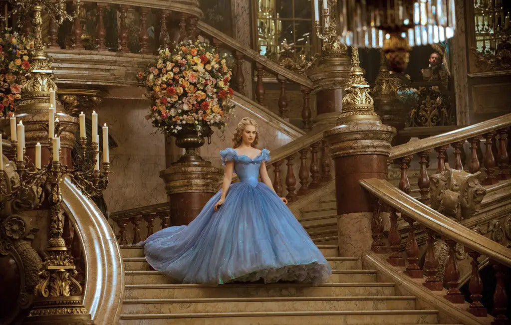 cendrillon descendant les marches dans robe de mariée bleu iconique