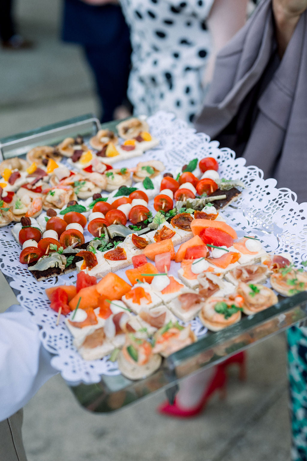 Un toast garni de saumon fumé et de tomates fraîches, idéal pour un repas léger et équilibré dans les jours précédant le mariage. Parfait pour maintenir des habitudes de beauté et une routine saine avant le grand jour.