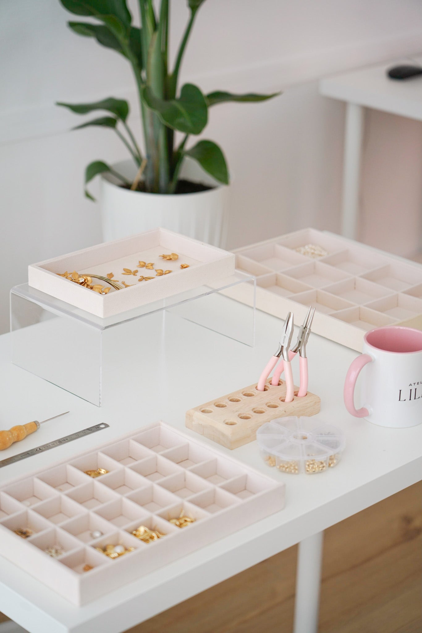 table blanche avec des accessoires pour faire des bijoux de mariage