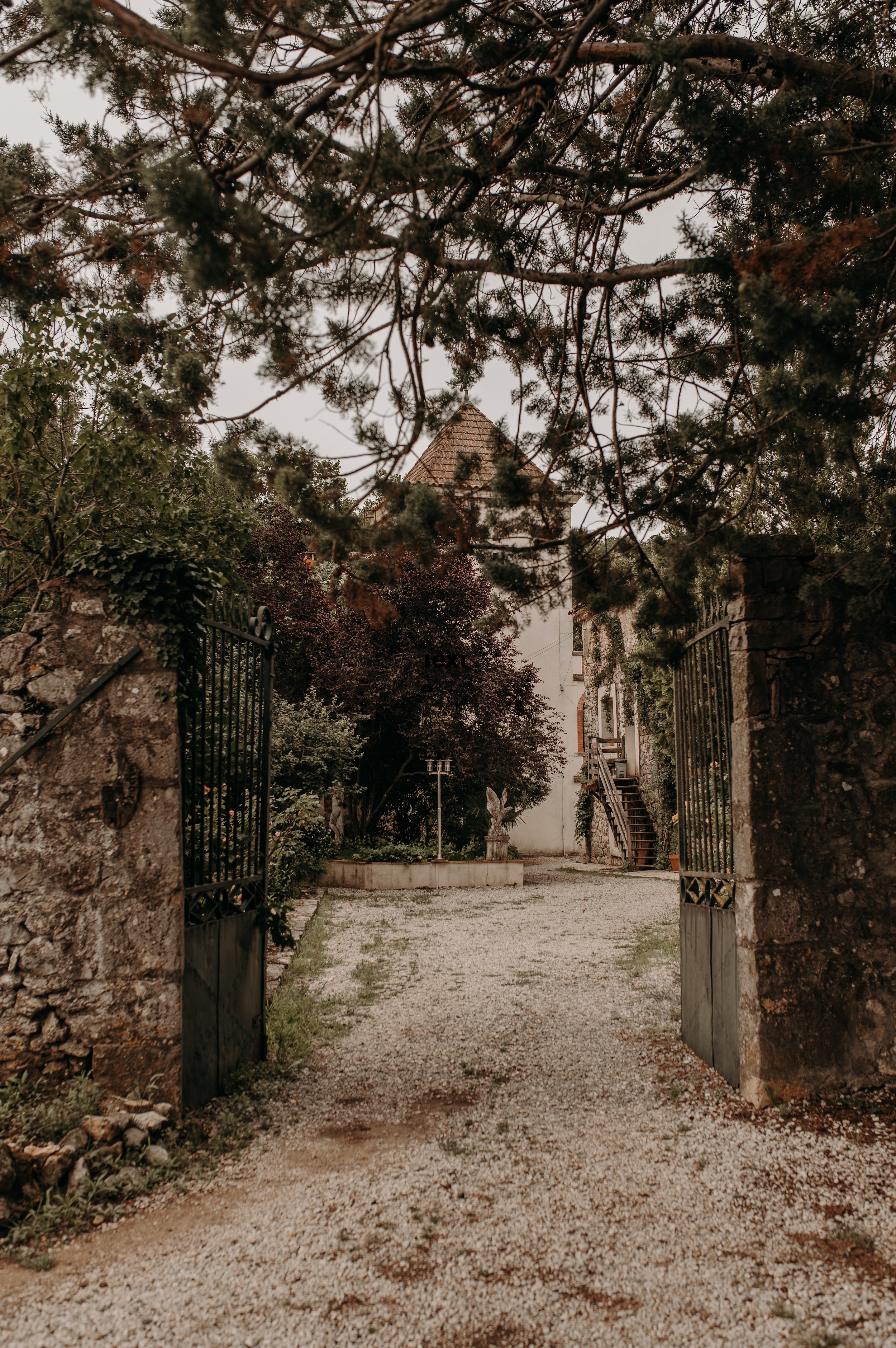 Entrée d'une demeure baroque qui accueille les mariages