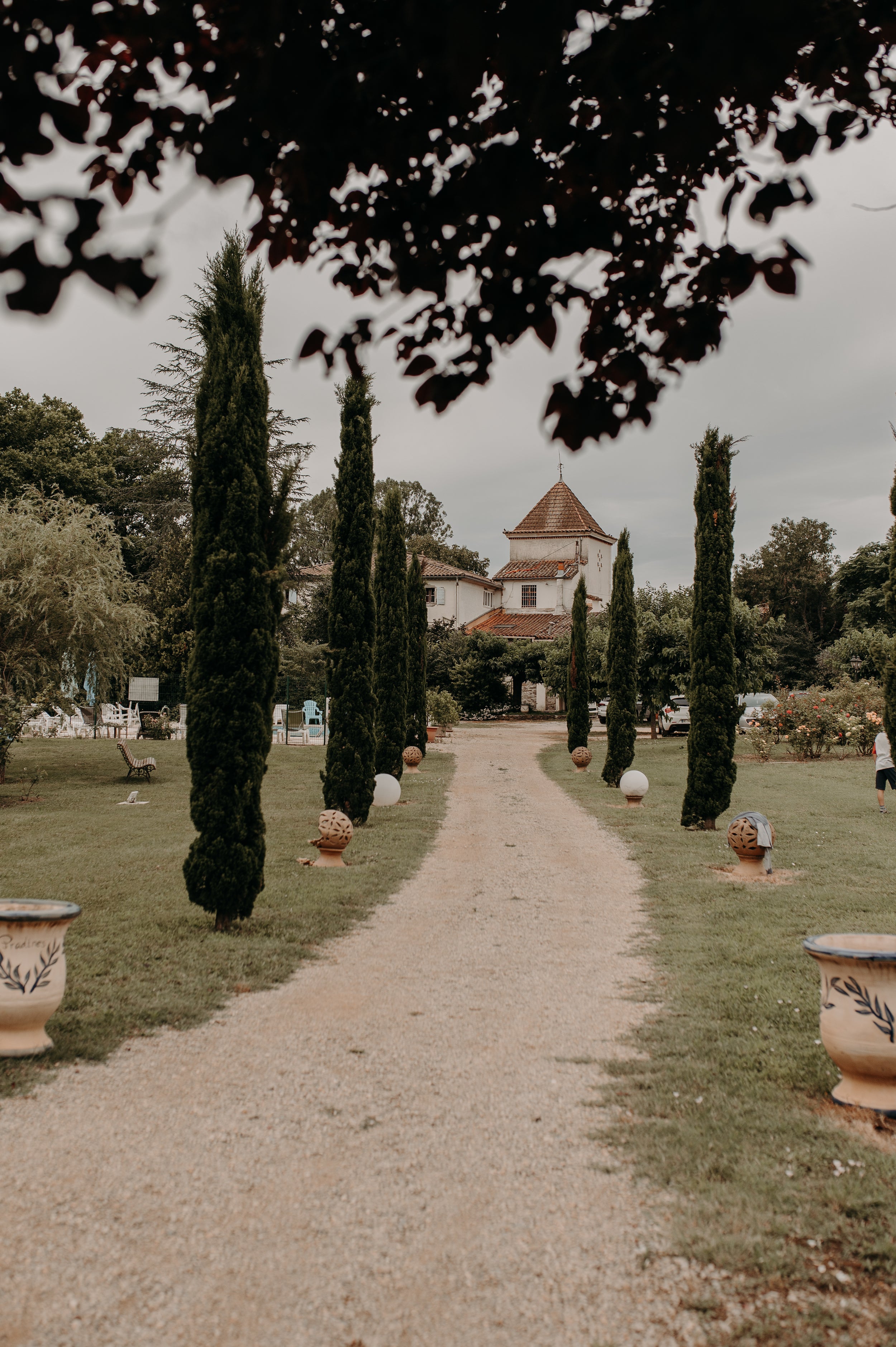 Photo d'un chemin amenant vers un châteaux qui accueille les mariages