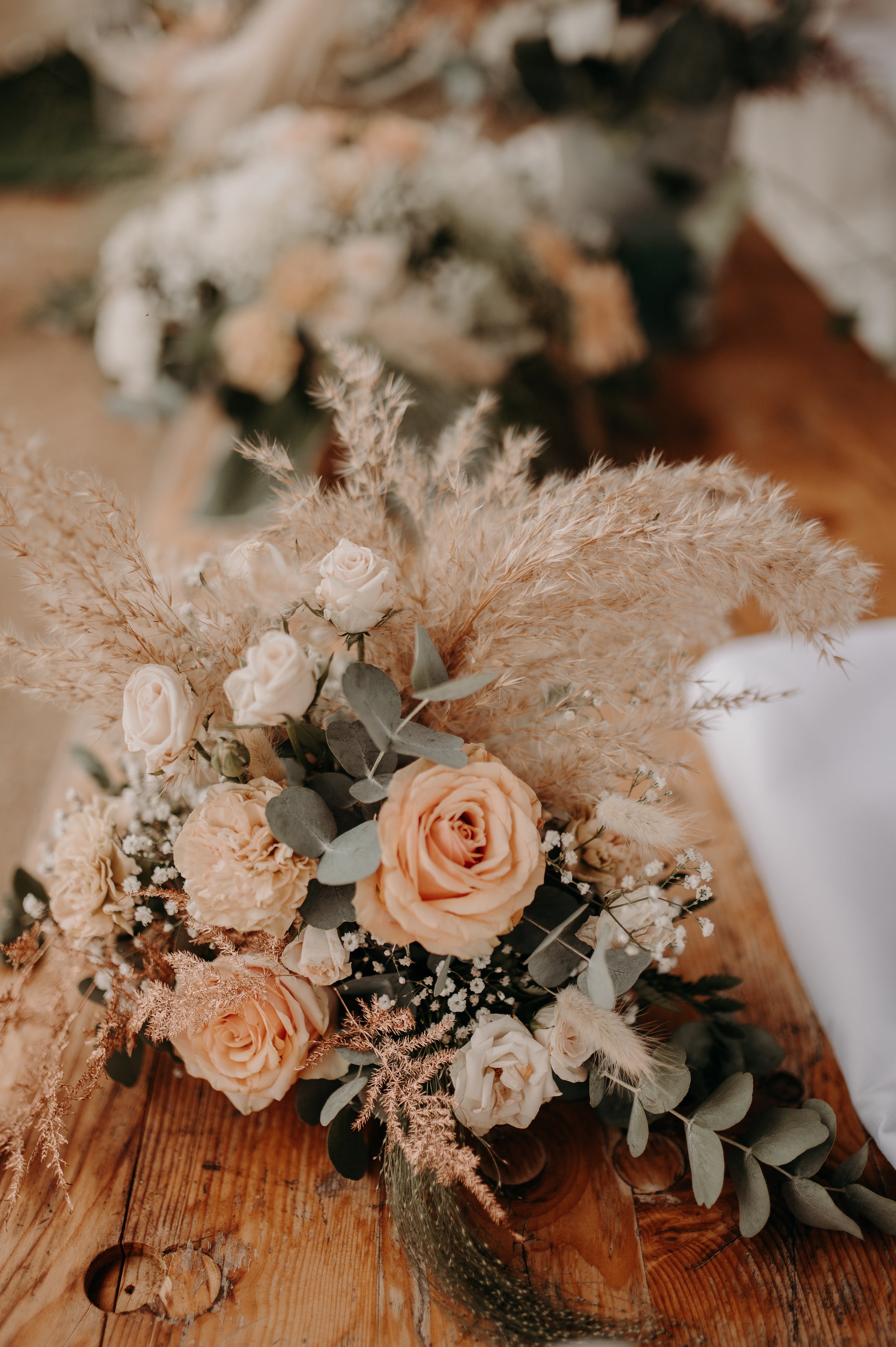 Gros plan sur un bouquet de fleurs de mariage 