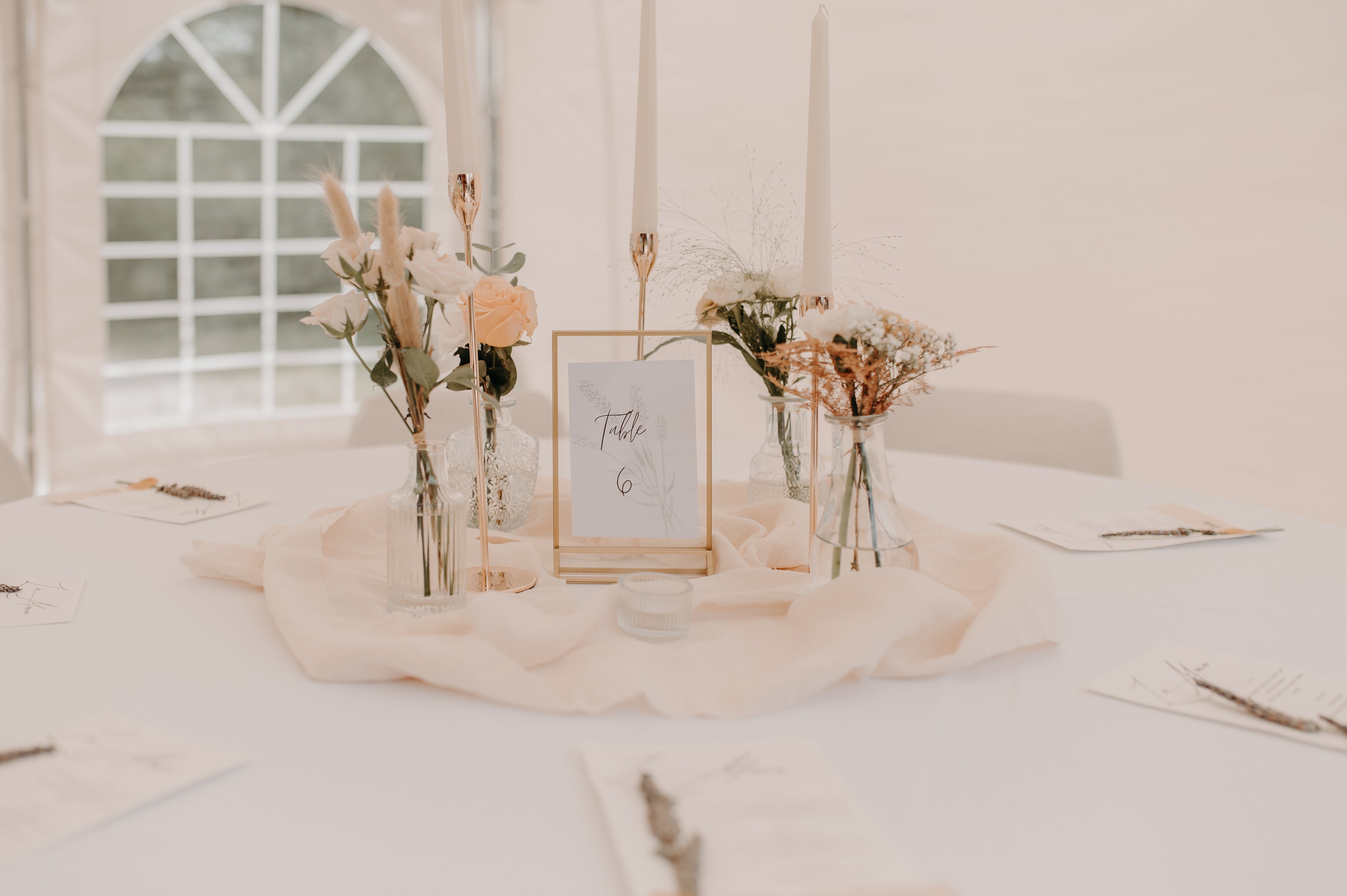 Décoration de table minimaliste avec des fleurs séchées pour mariage