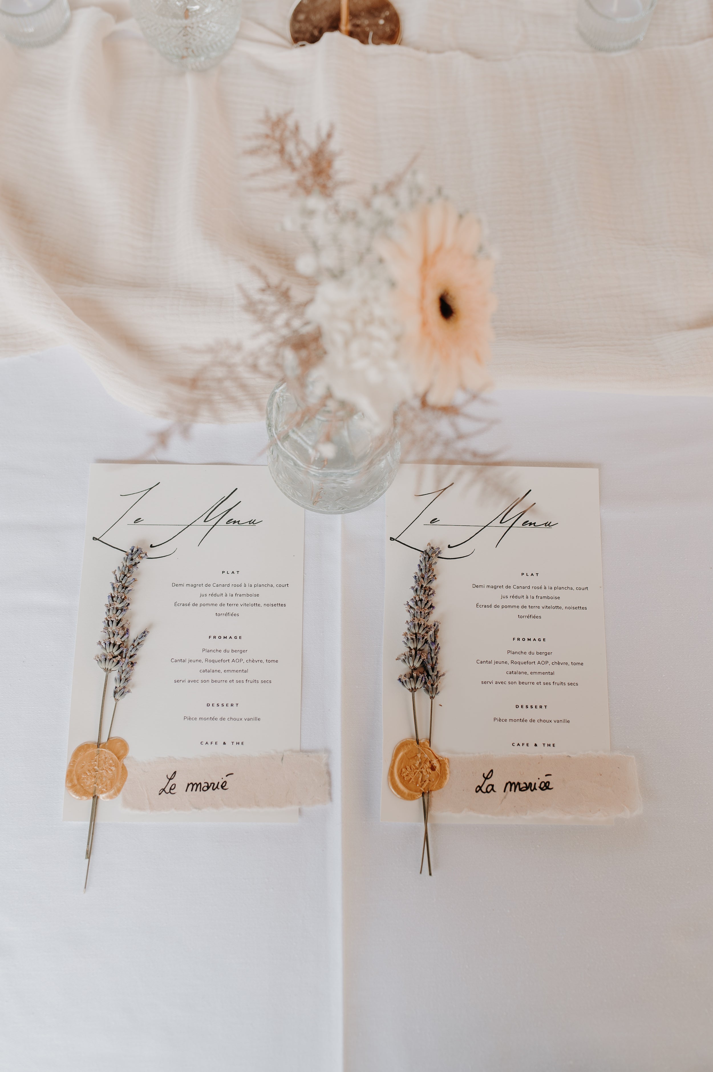 Image des menus pour la soirée de mariage, avec un menu nommé le marié et un menu nommé la mariée