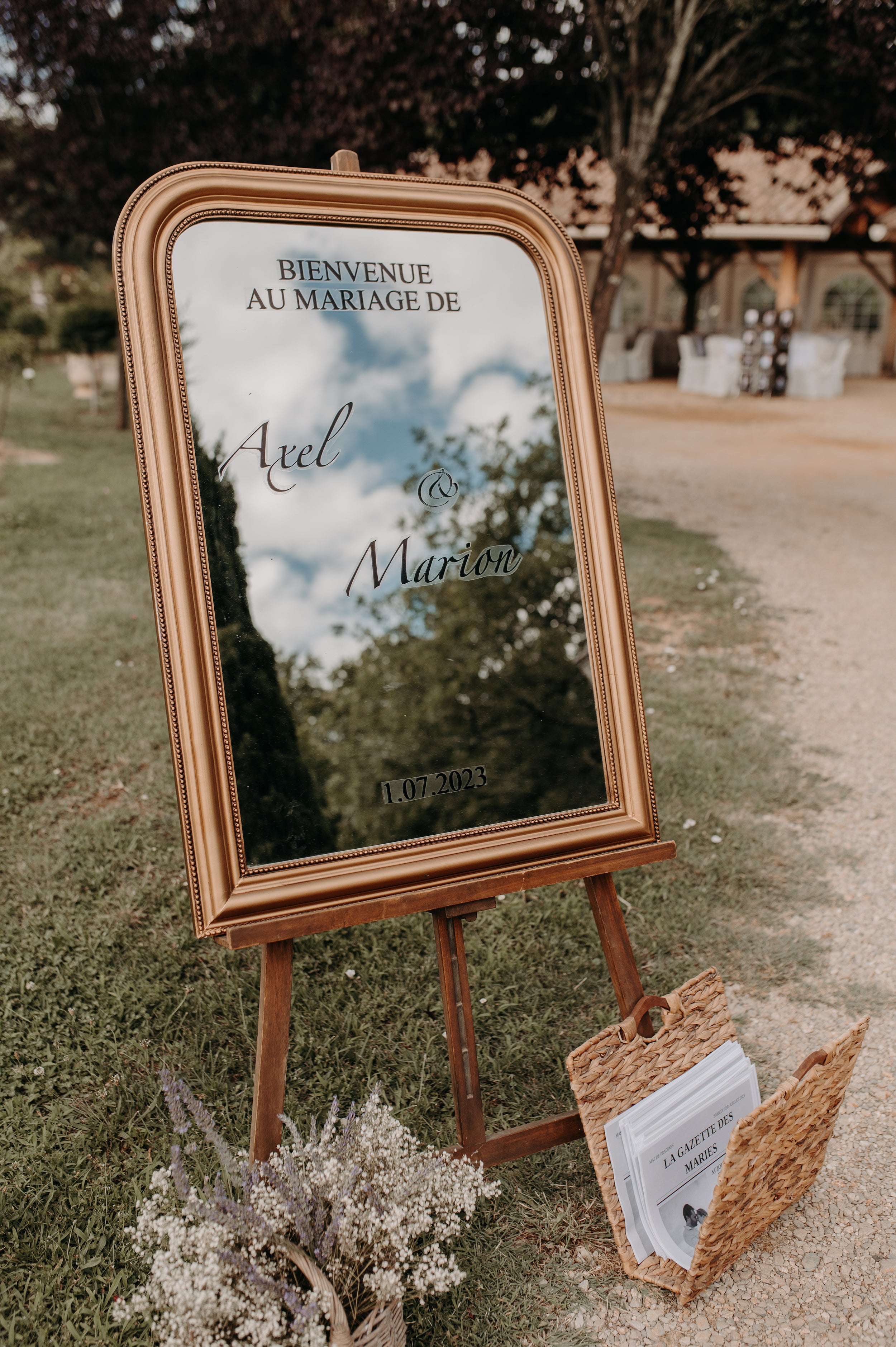 Miroir avec marqué dessus bienvenue au mariage d'Axel et Marion 