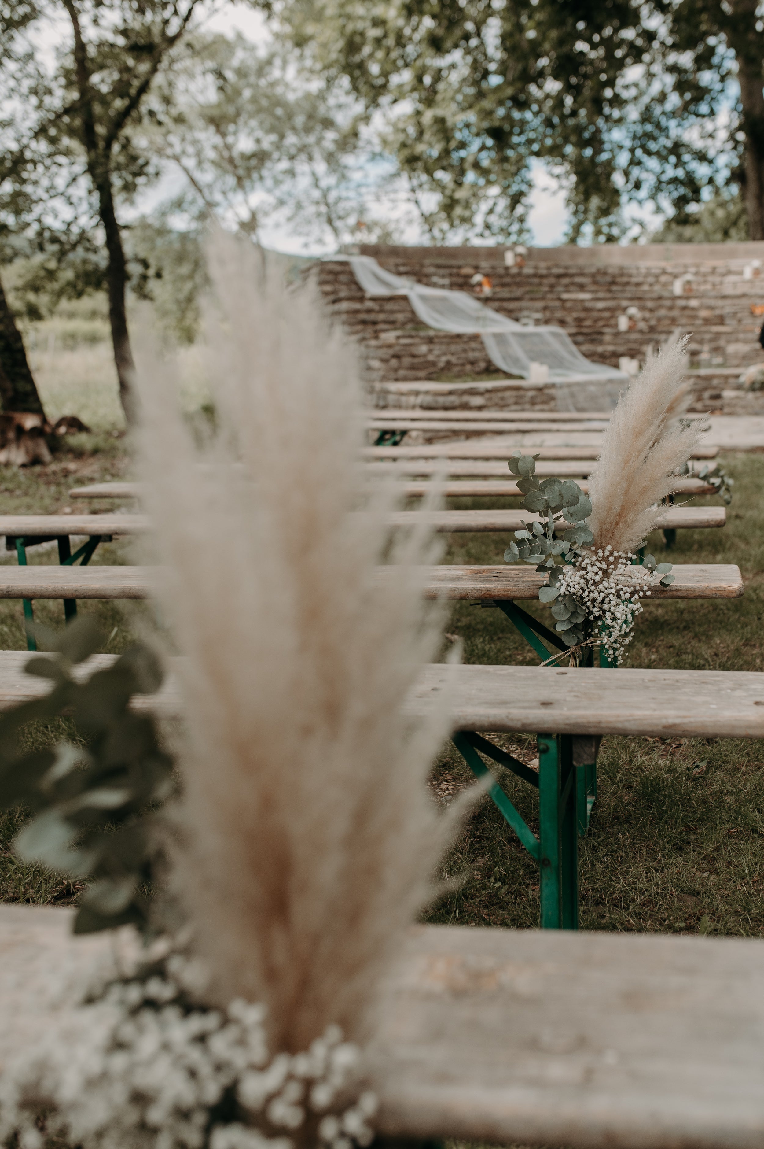 Image de l'extérieur du domaine mettant en avant les bans et fleurs décorative