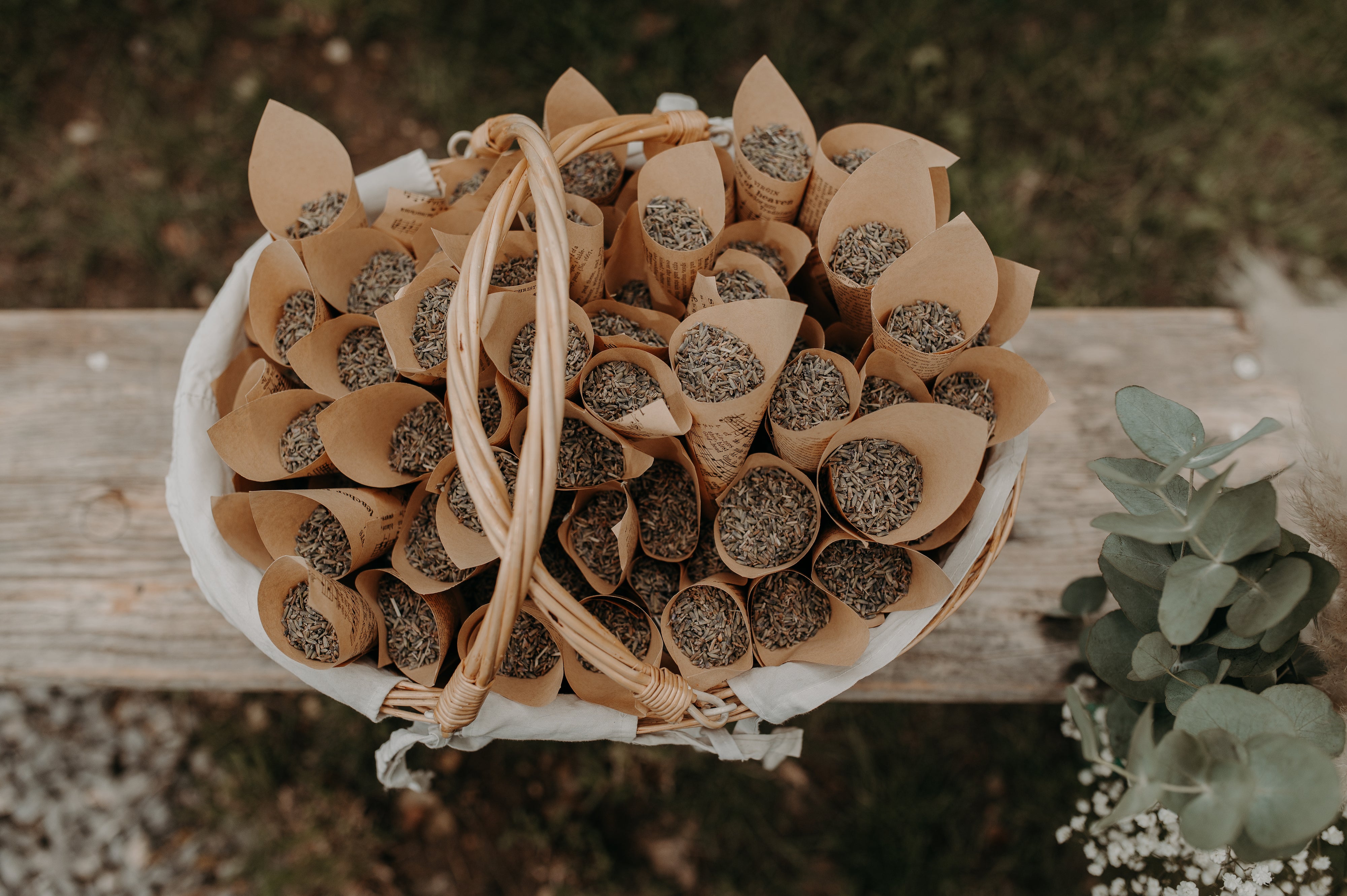 Les bouquets de lavande préparés par les mariés pour les invités