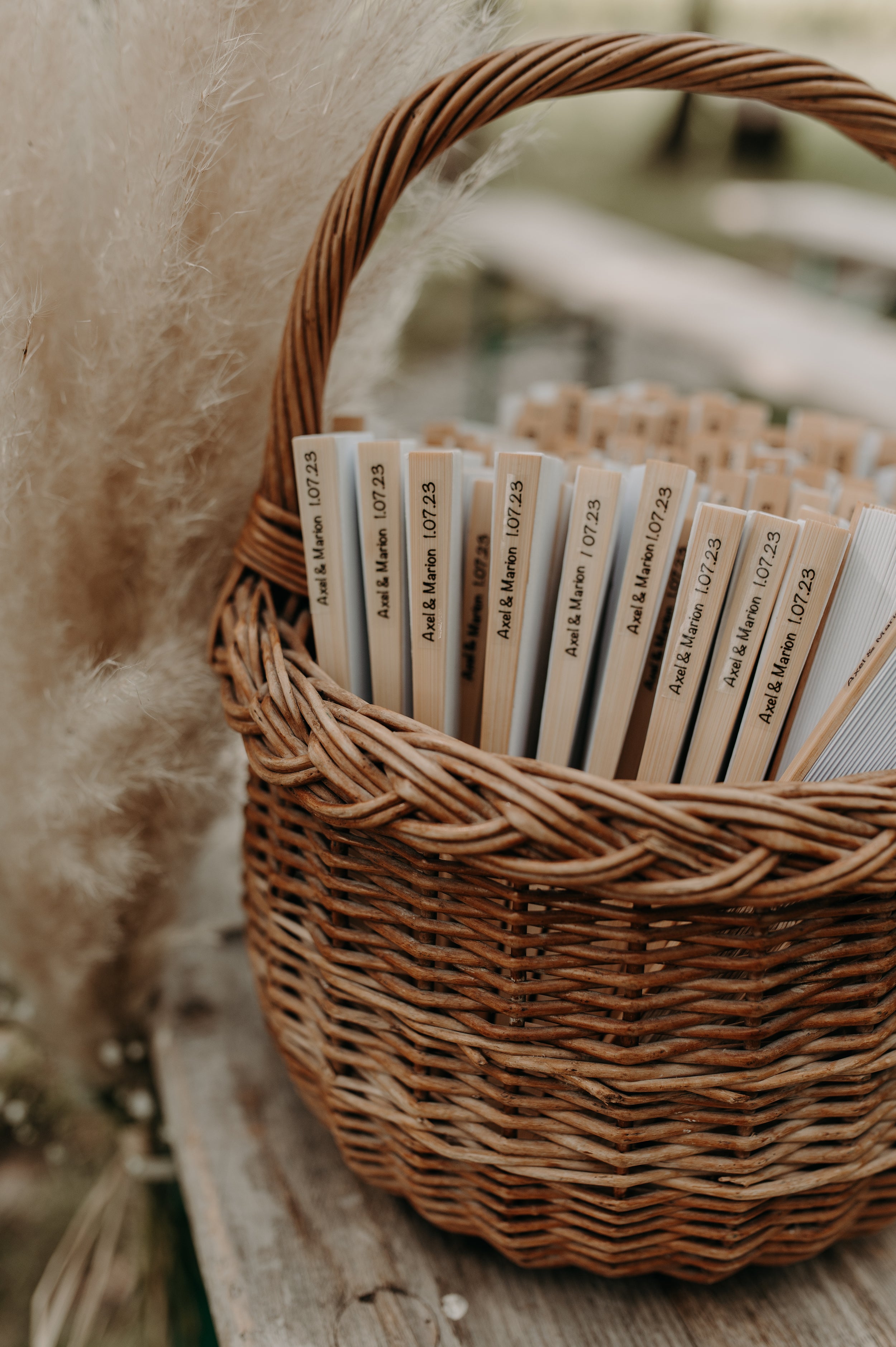 Image d'un panier rustique avec des livres parlant des mariés