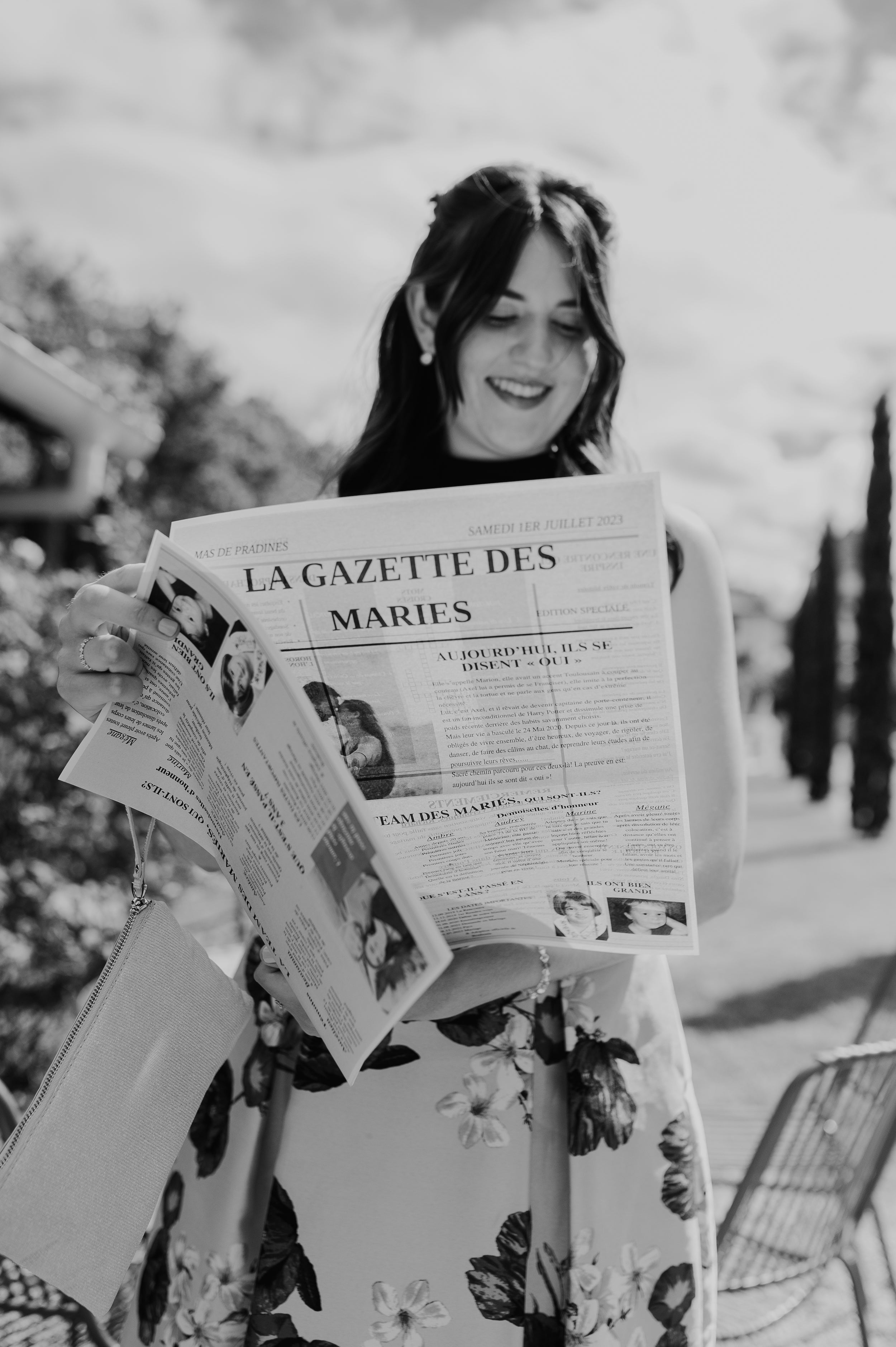 Femme lisant la Gazette des mariée un journal que les mariés ont réalisé pour les invités du mariage