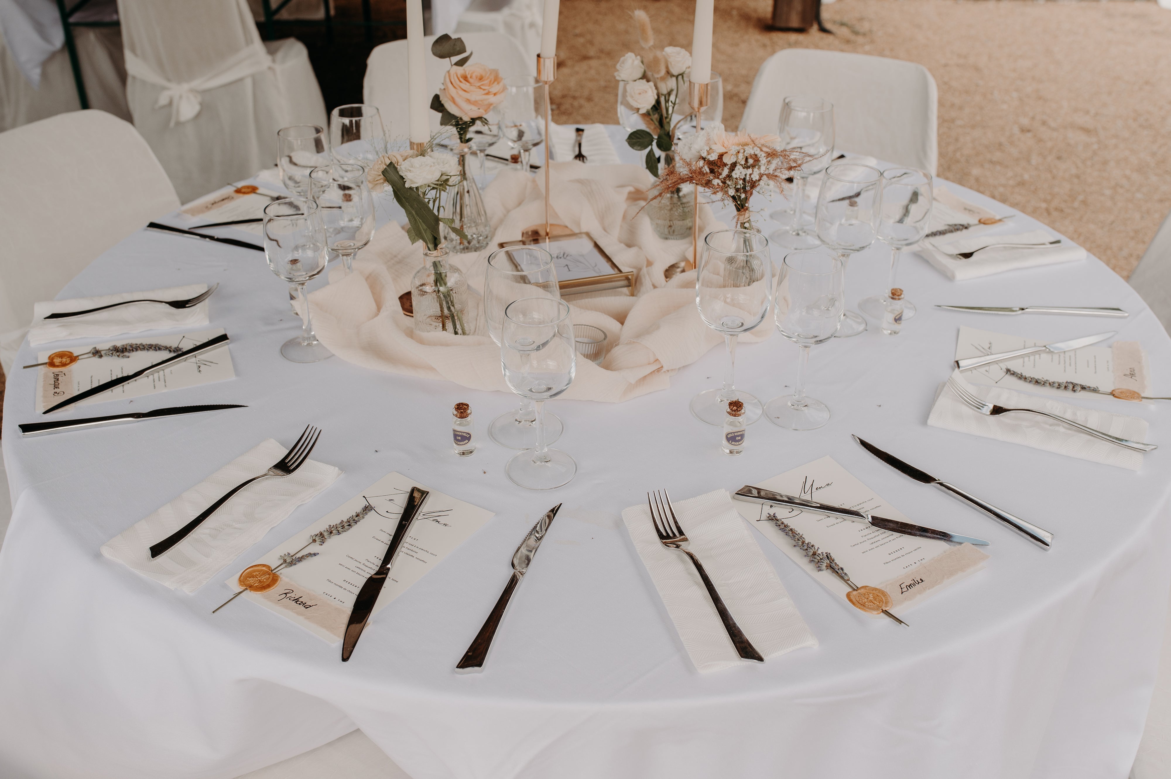 Table ronde décorée de manière minimaliste pour la soirée de mariage 