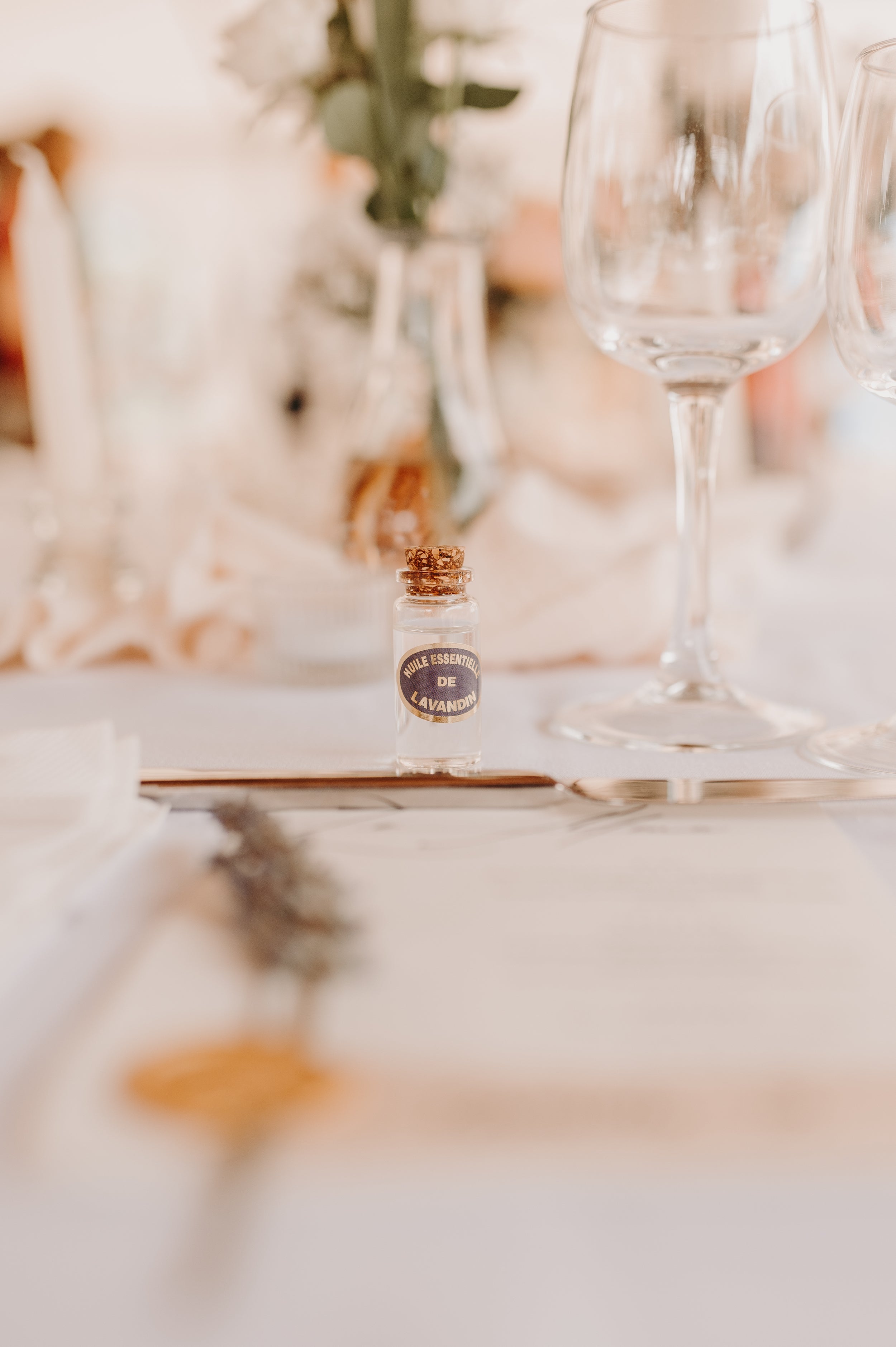 Gros plan de la table en mettant l'accent les décorations pour le mariage