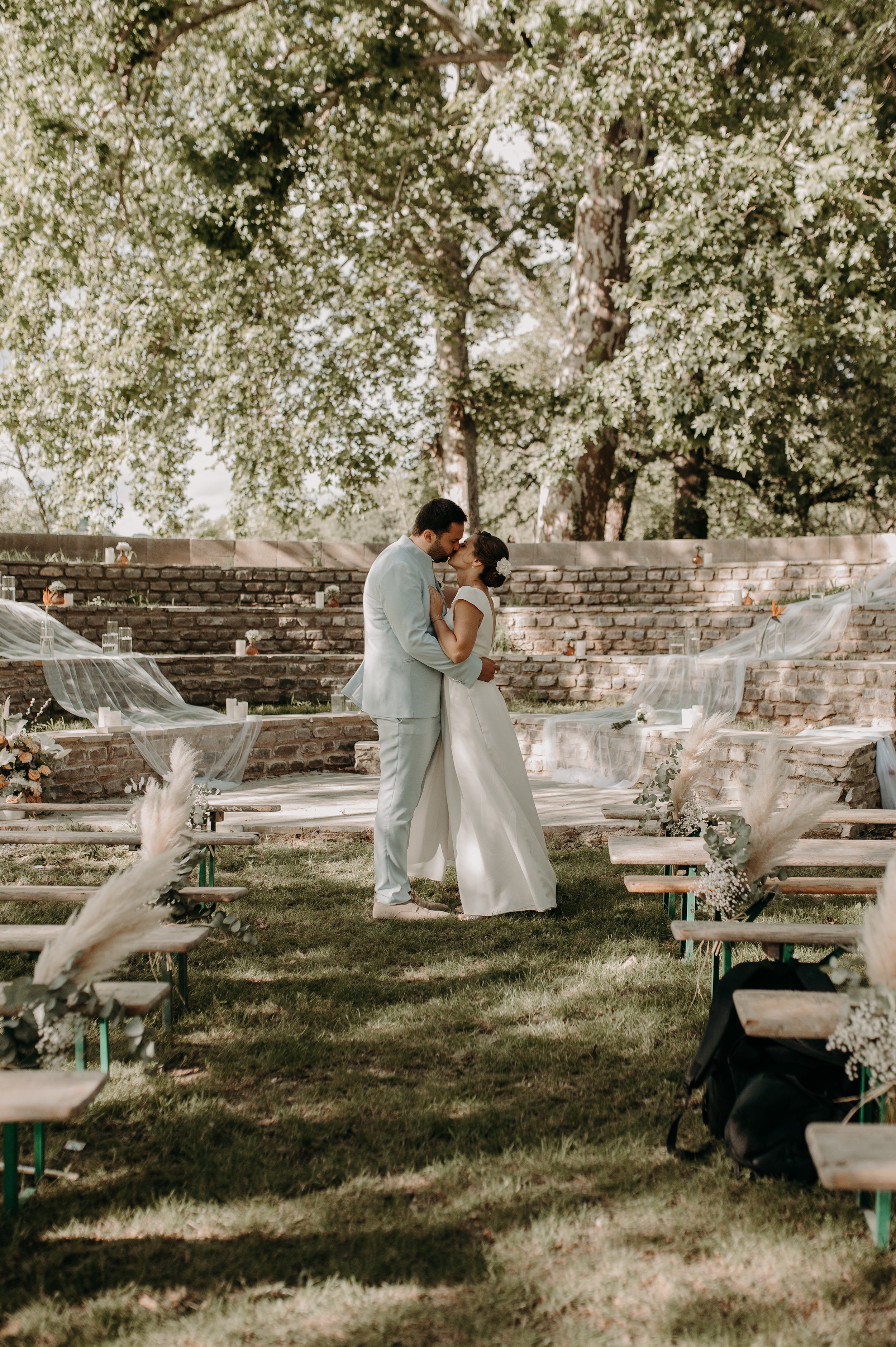 Jeune mariés qui s'embrassent dans leurs tenues de mariage