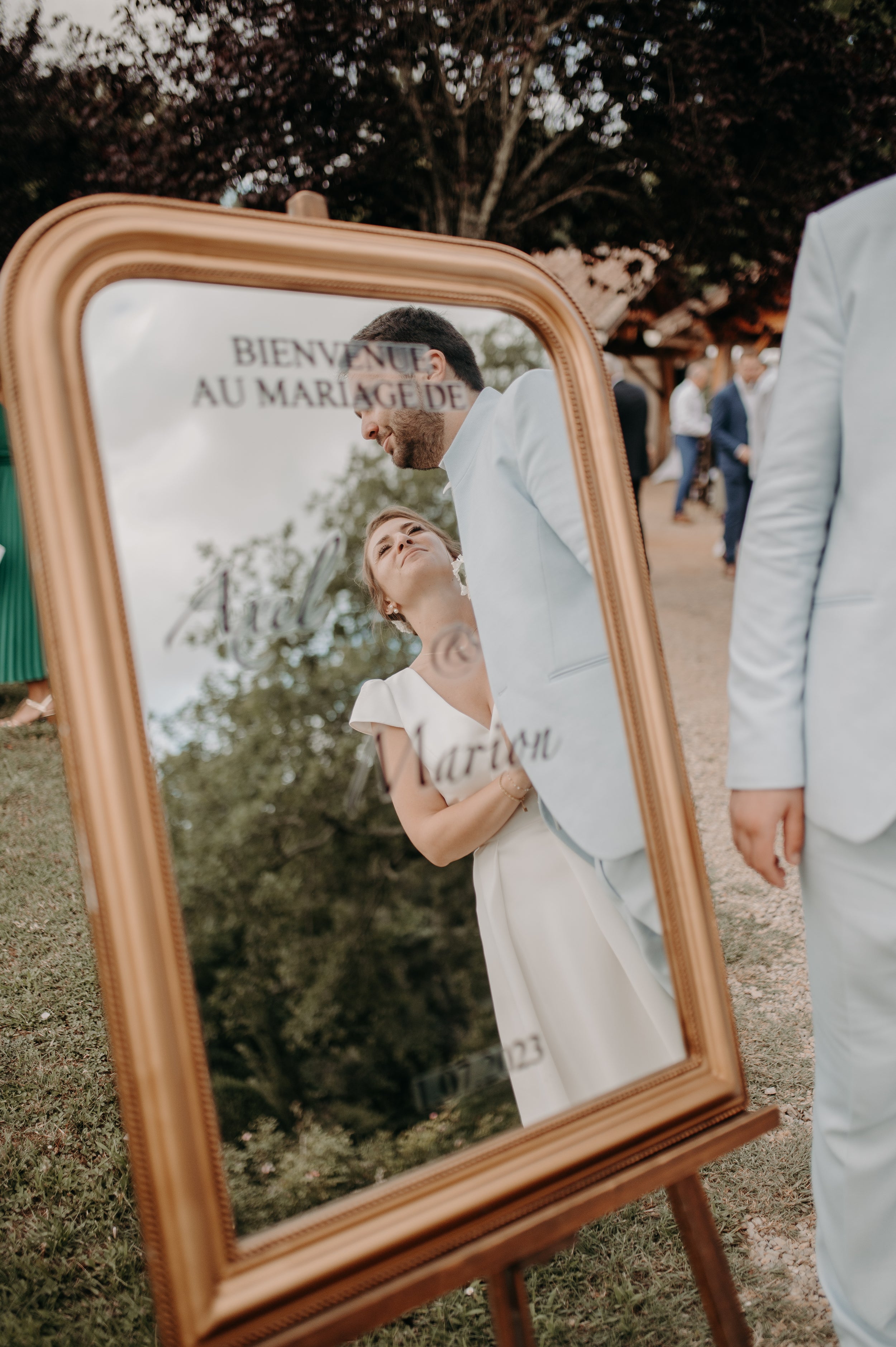 Plan sur le miroir décoratif du mariage en montrant dans son reflet les deux mariés