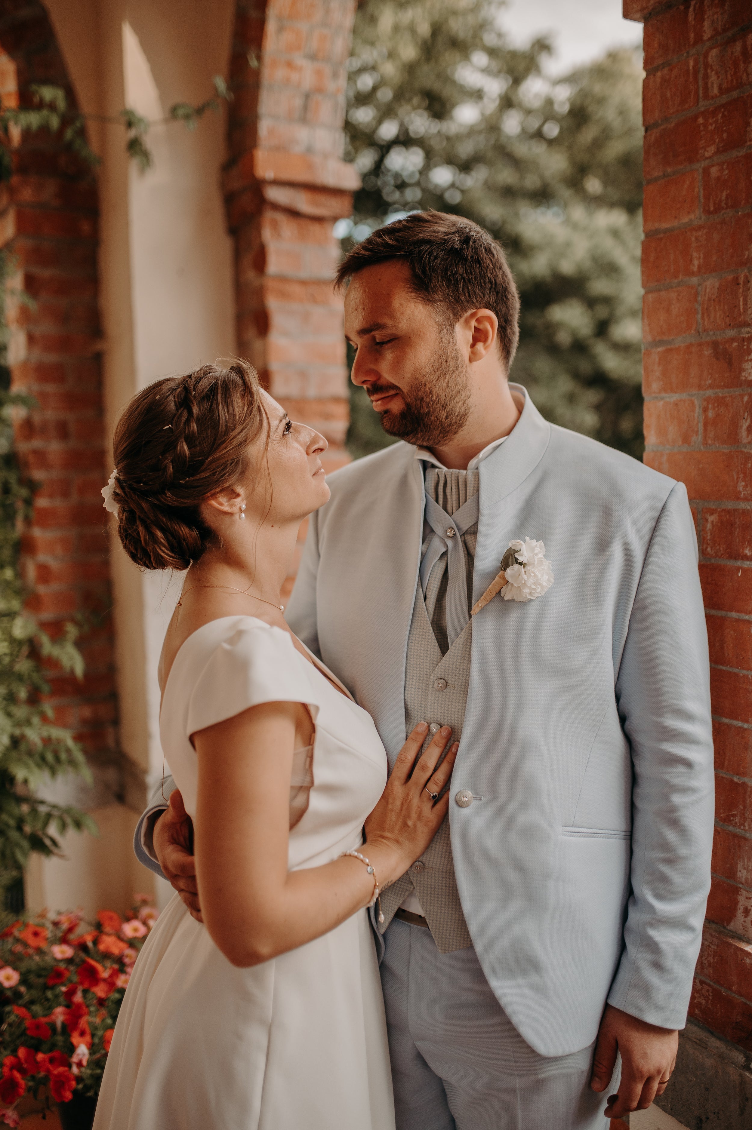 Deux amoureux se regardant dans les yeux le jour de leurs mariage