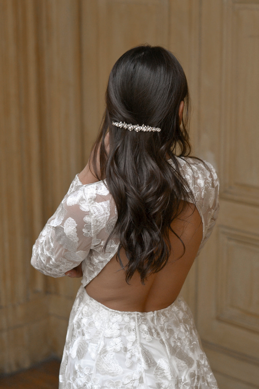 Mariée portant une barrette florale élégante couleur argent 