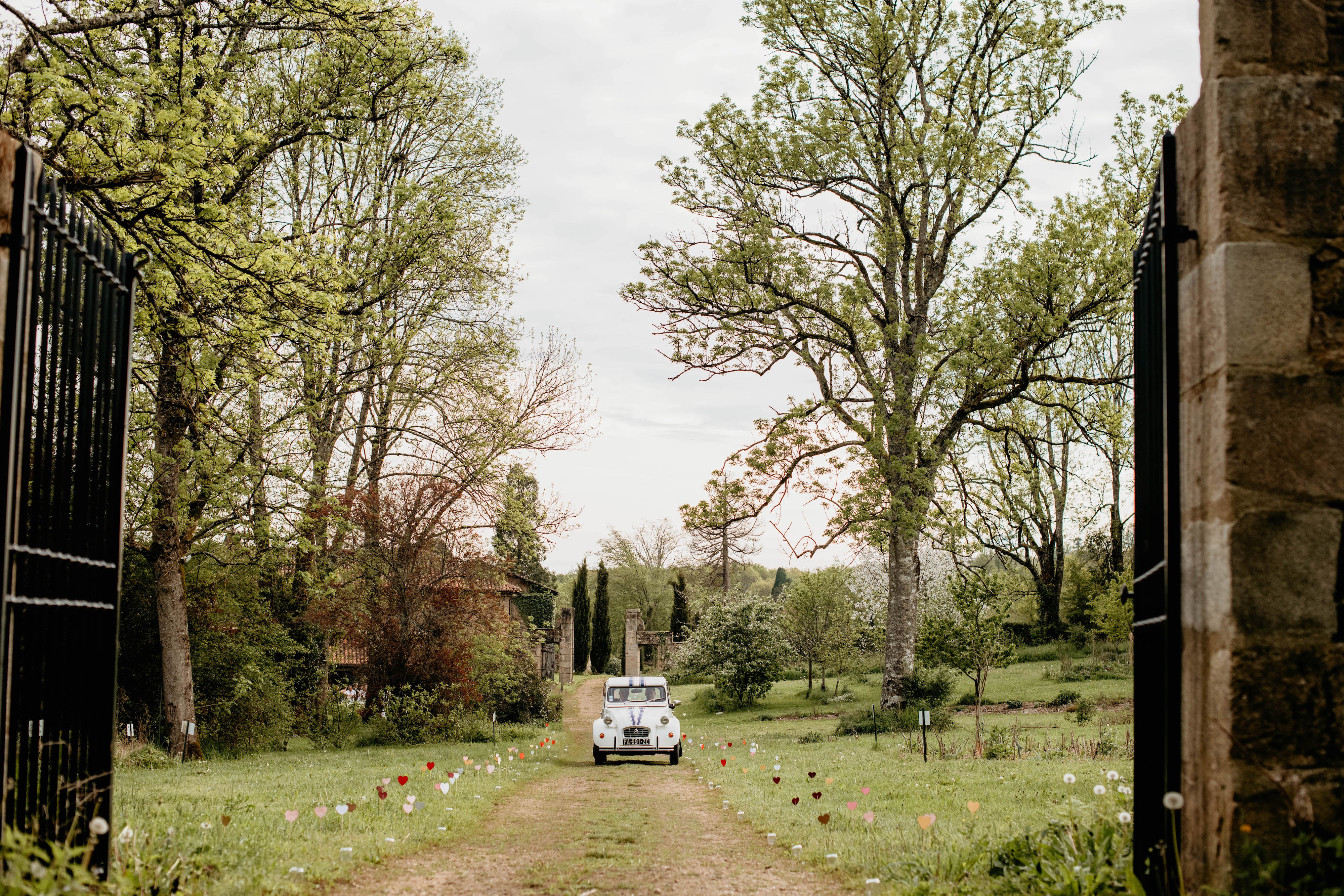 Vieille voiture sur un chemin de campagne