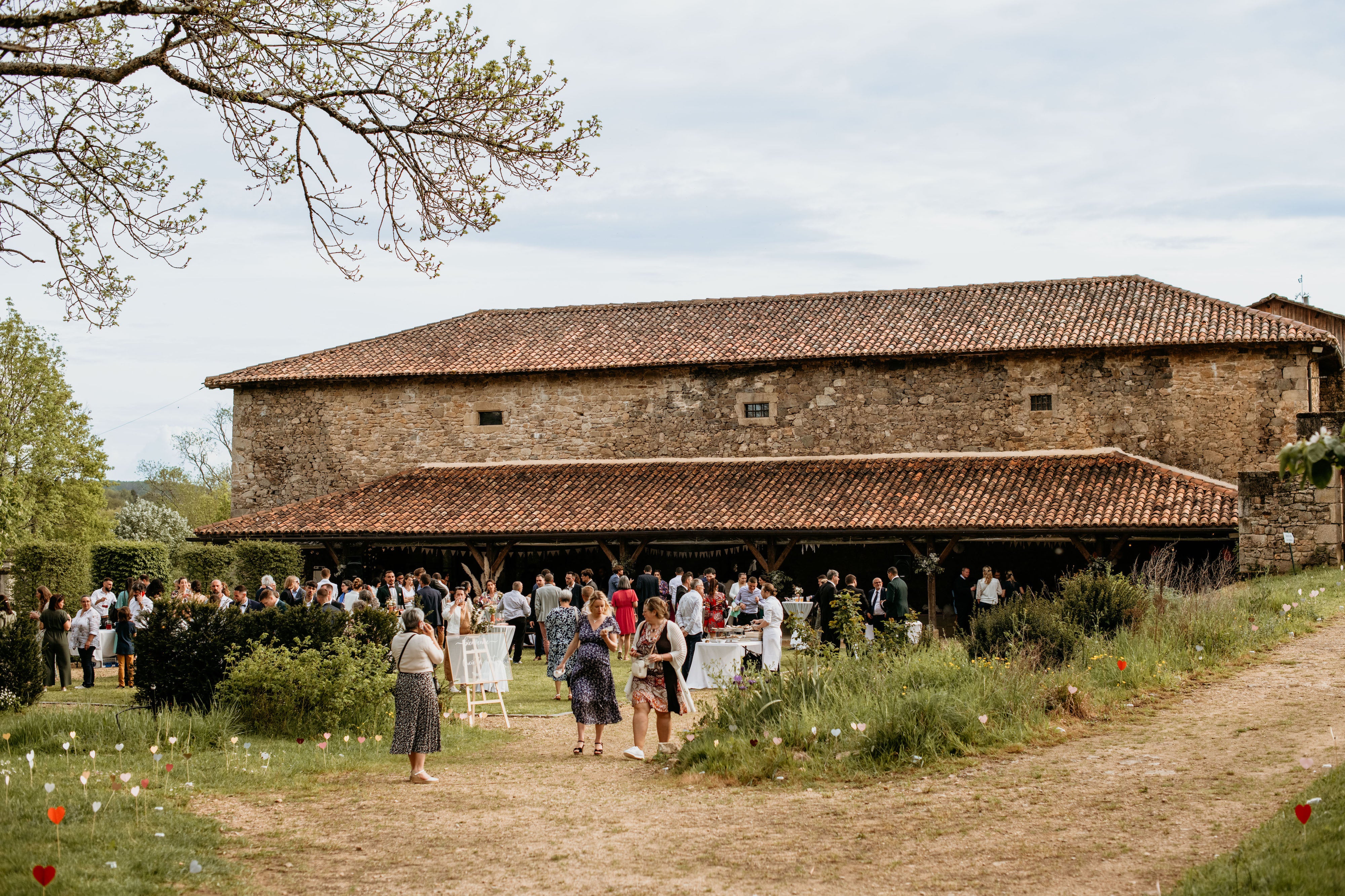 Lieu de réception du mariage avec les invités qui parlent