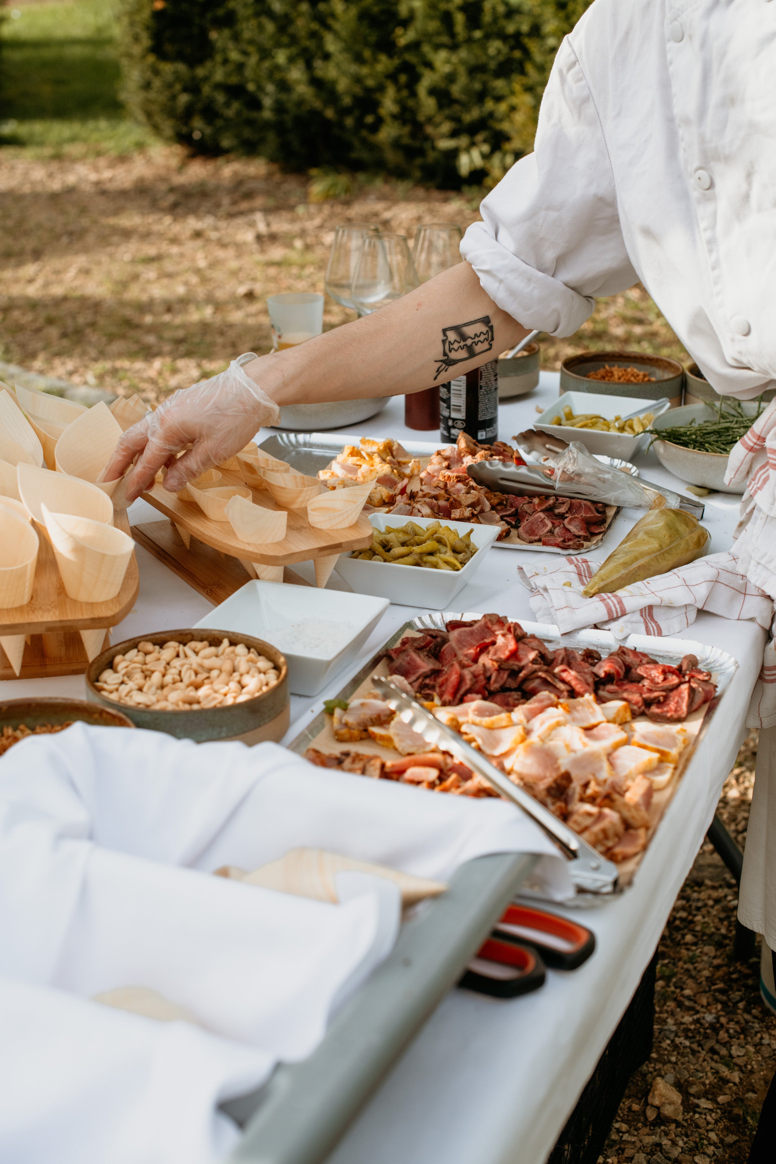 Photo du buffet du mariage proposant de la charcuterie