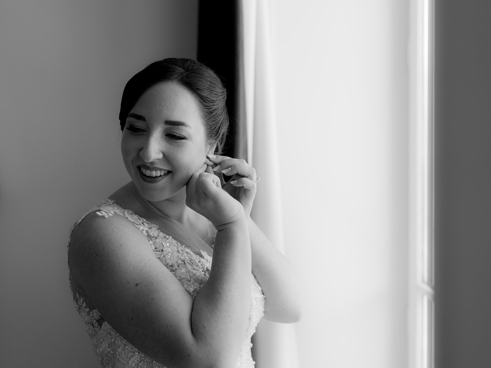 Une femme mettant des bijoux de mariage, quelques jours avant le grand jour. Ce moment élégant fait partie de ses soins avant mariage, mettant en valeur ses mains soignées et ses ongles impeccables. Un geste qui s'inscrit dans sa routine de beauté, avec des conseils et habitudes pour un look parfait.