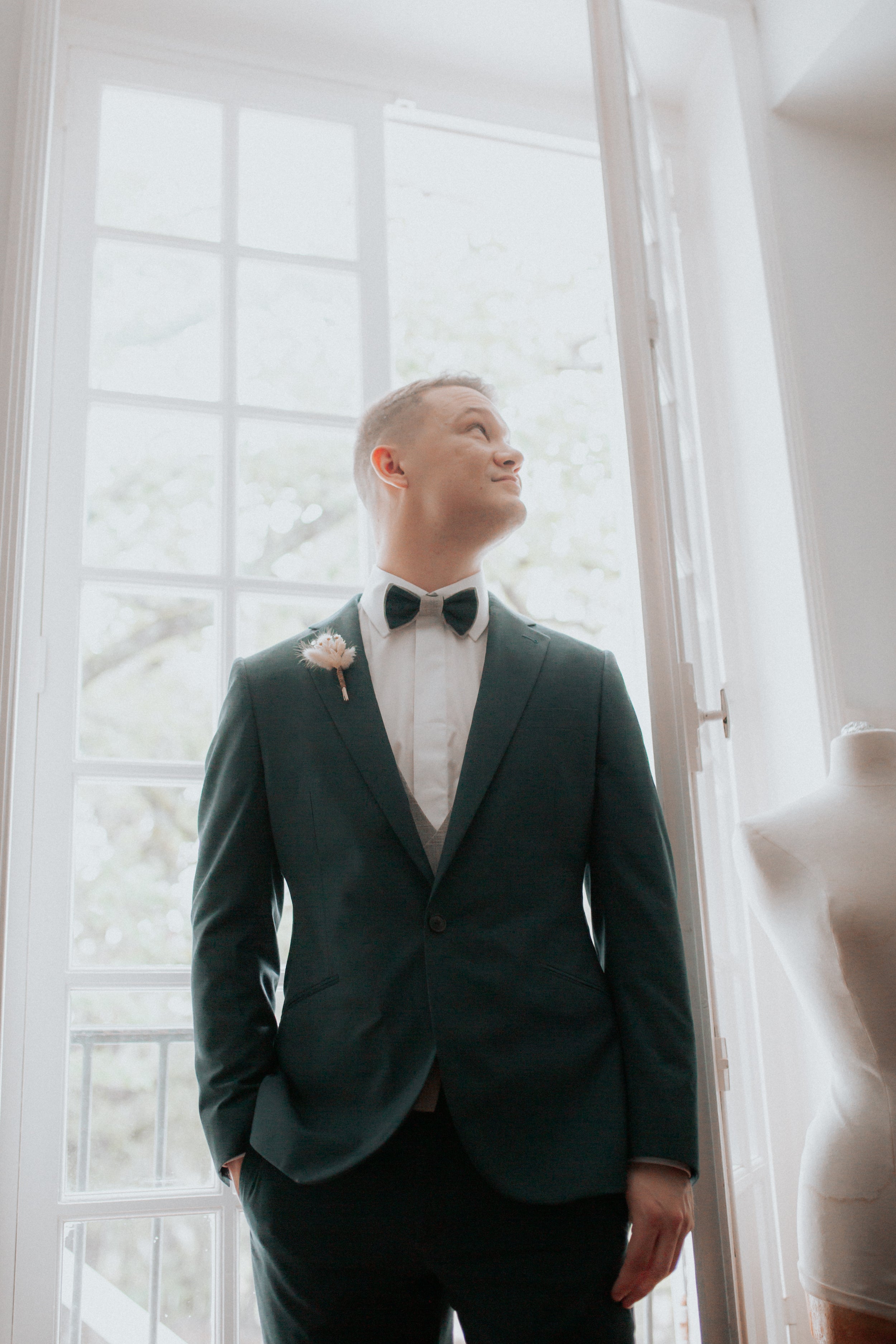 Le marié qui pose dans son costume de mariage 