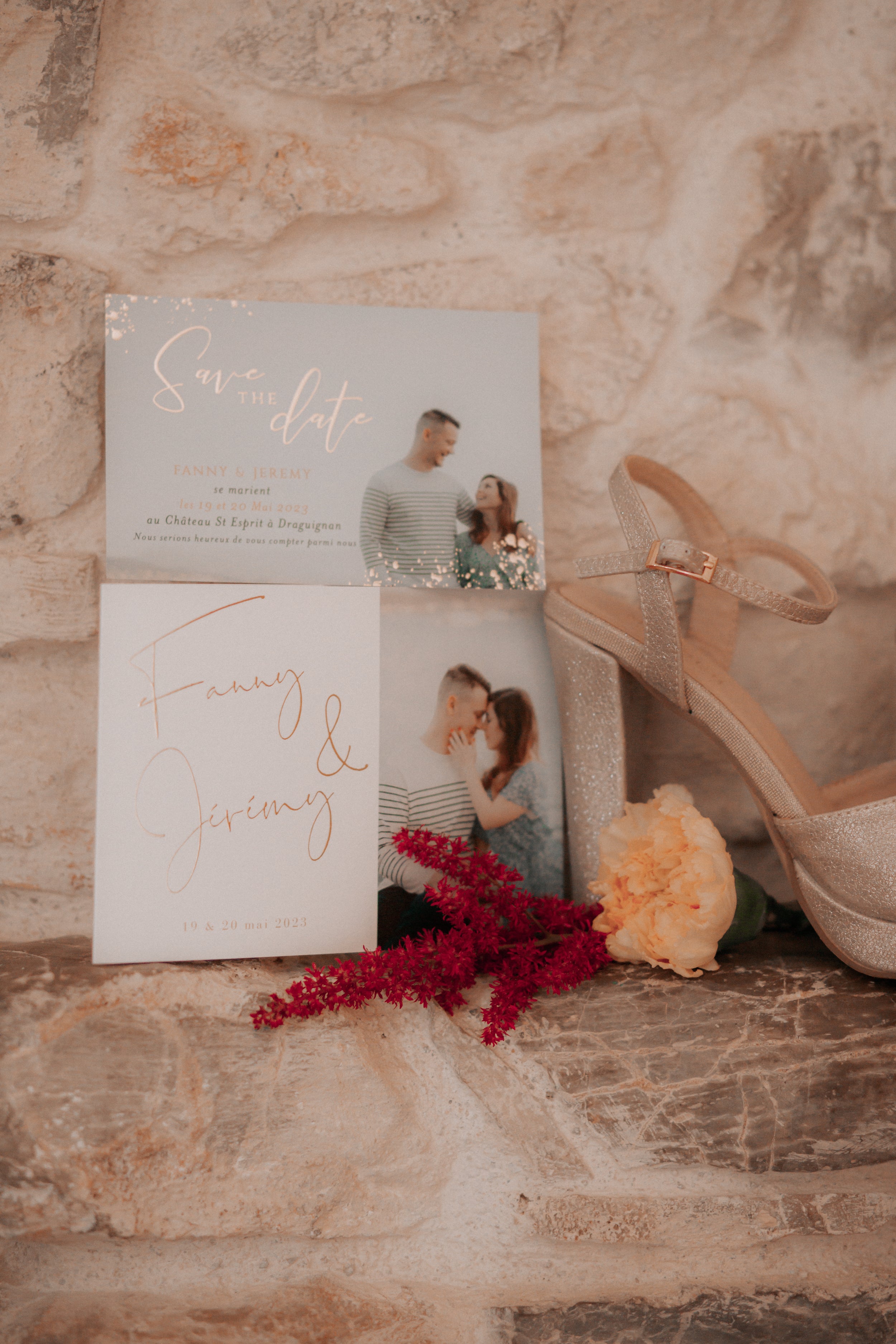 Invitation au mariage de Fanny et Jérémy avec à coté des chaussures de mariées