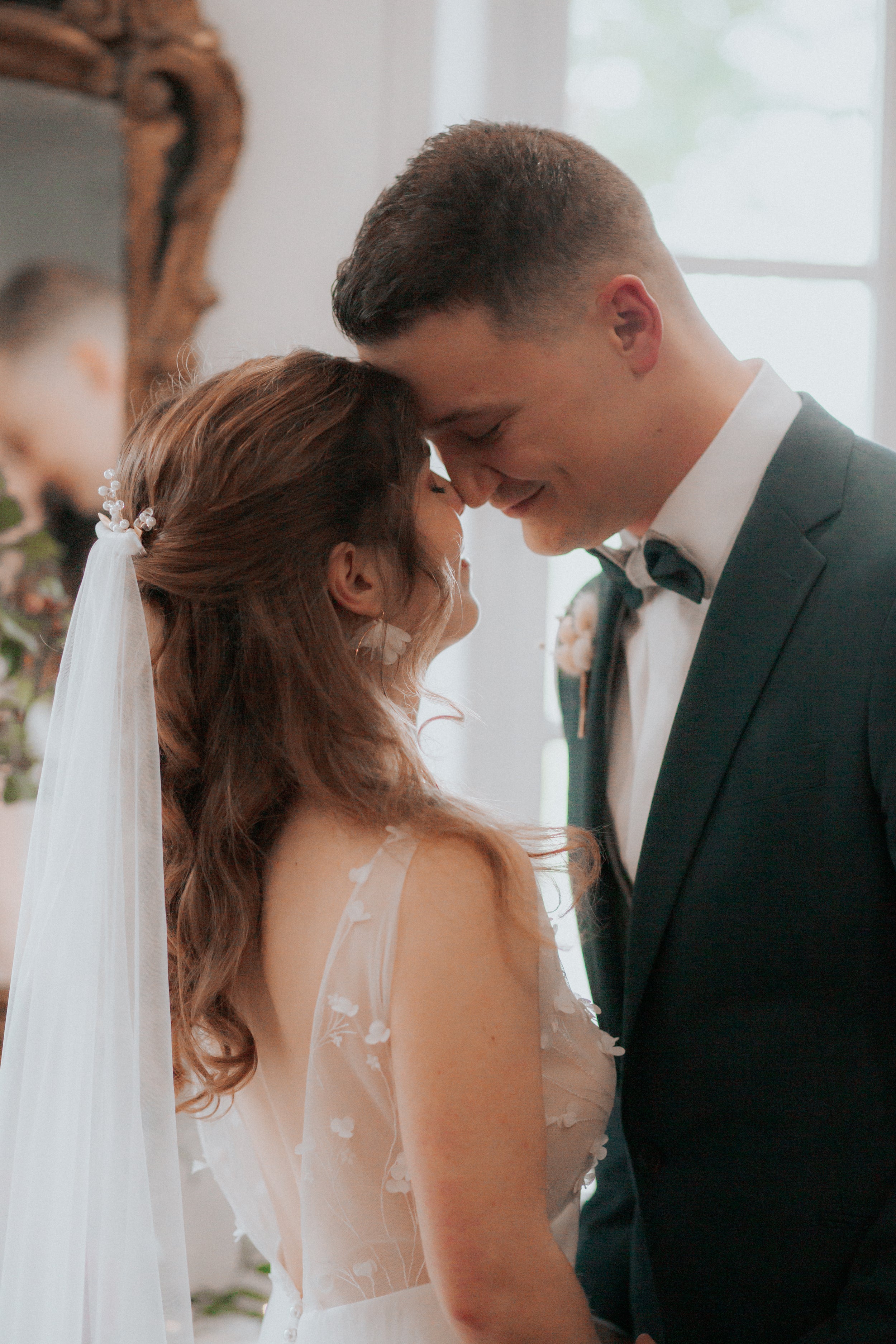 Jeune couple de marié qui se sourient l'un à l'autre en se touchant le nez