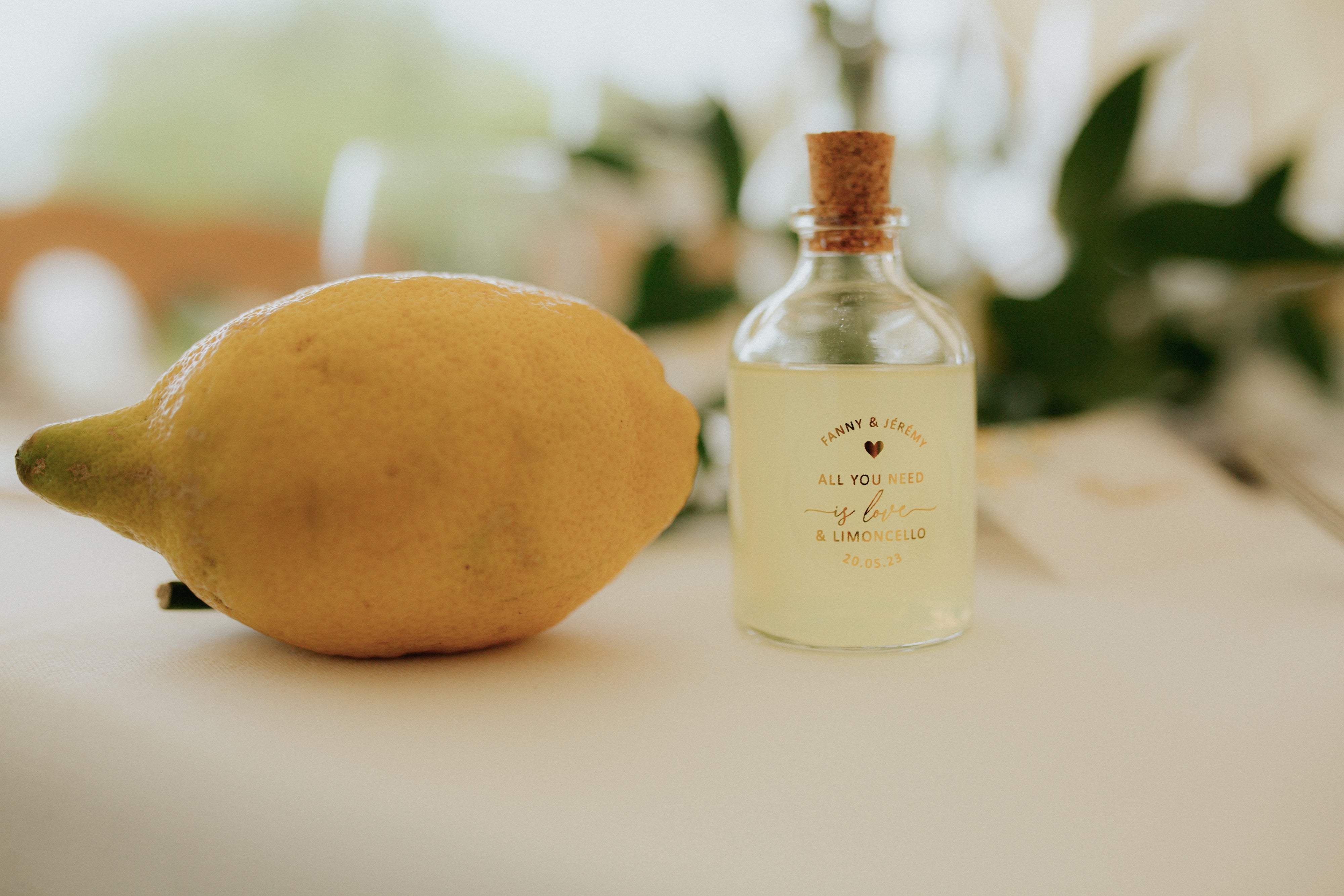 Décoration de la table pour les invités du mariage avec de citrons et fioles de limoncello