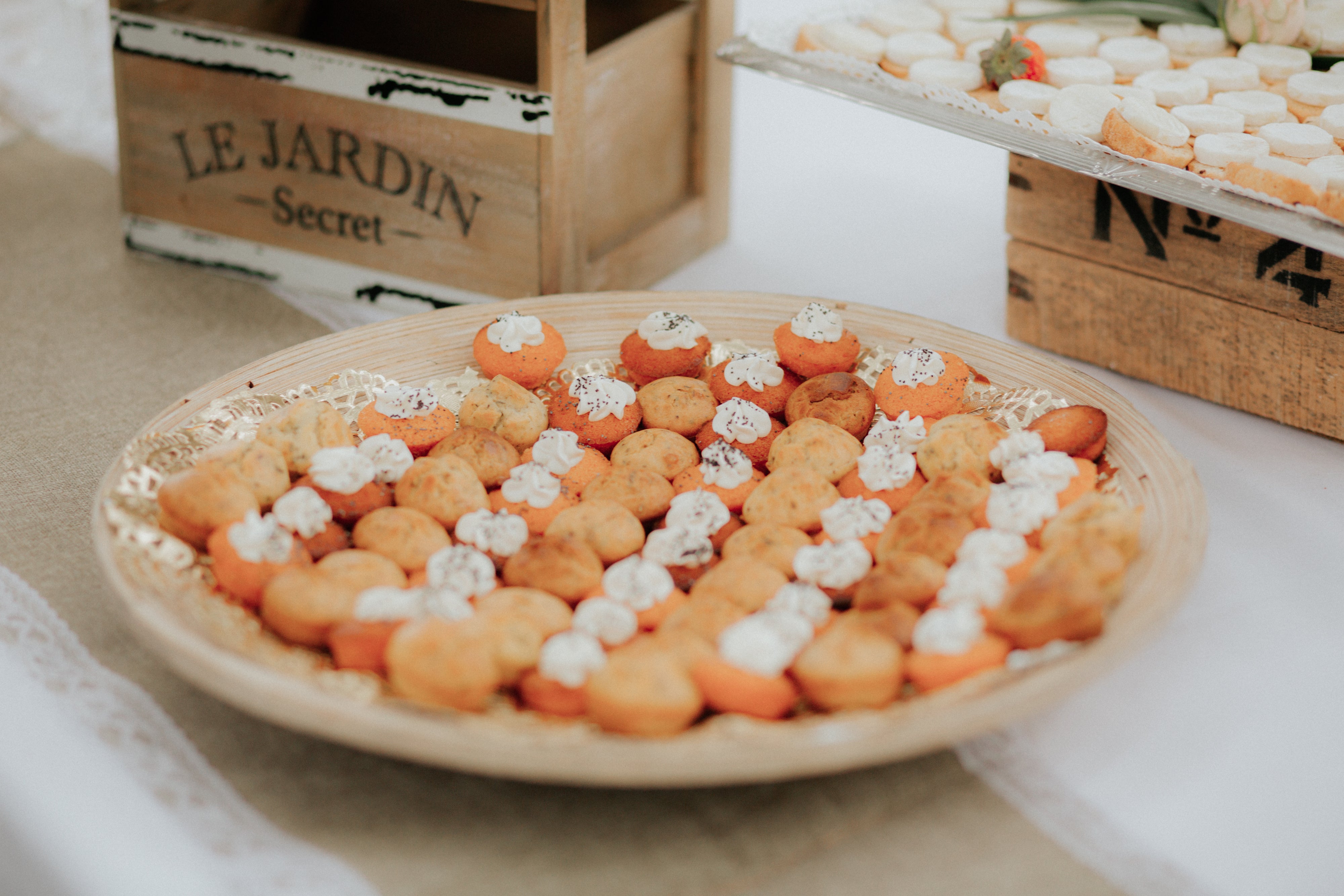 Focus sur les petits fours présents dans le buffet du mariage disponible pour les invités 