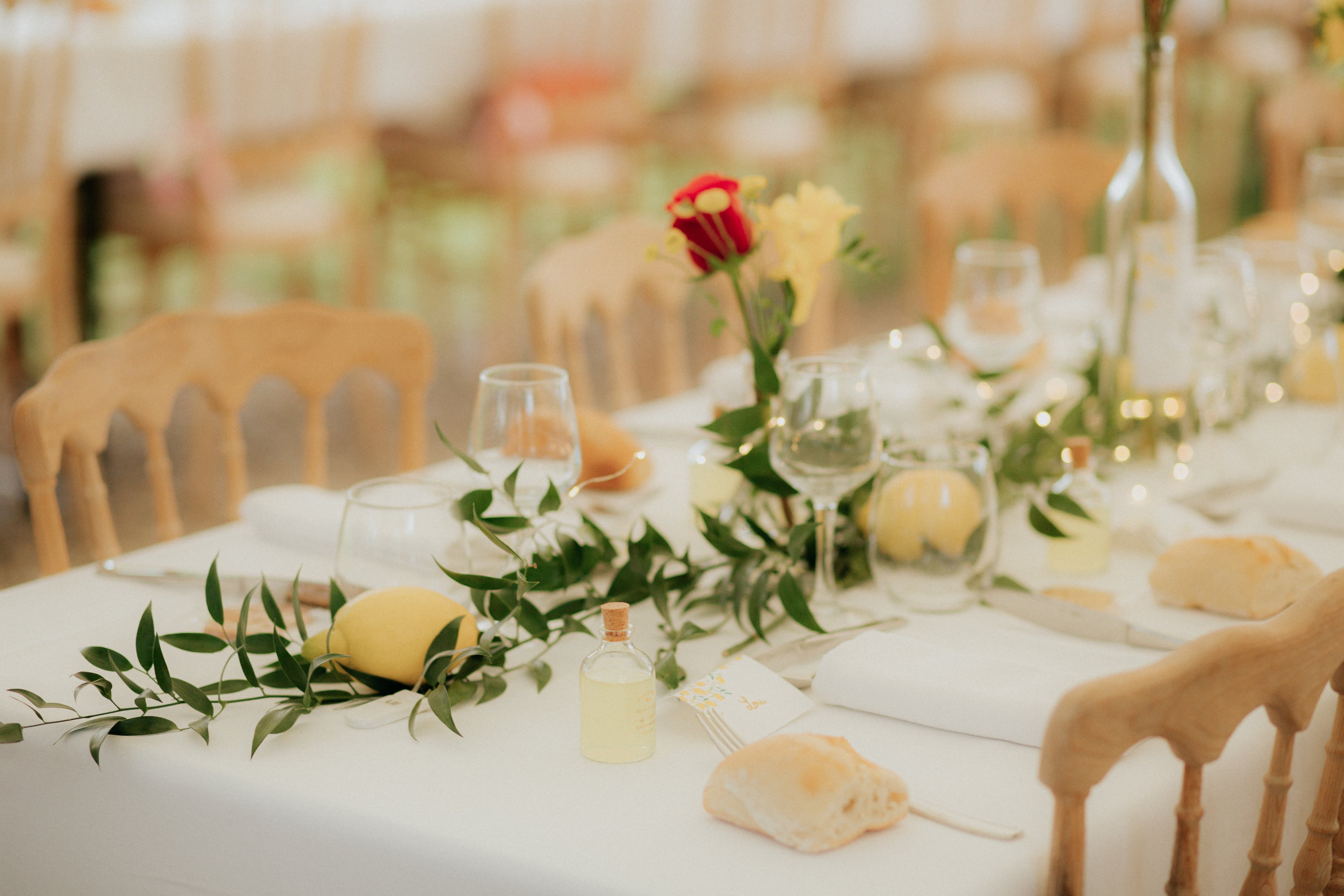 Table de cérémonie du mariage avec des décorations minimalistes