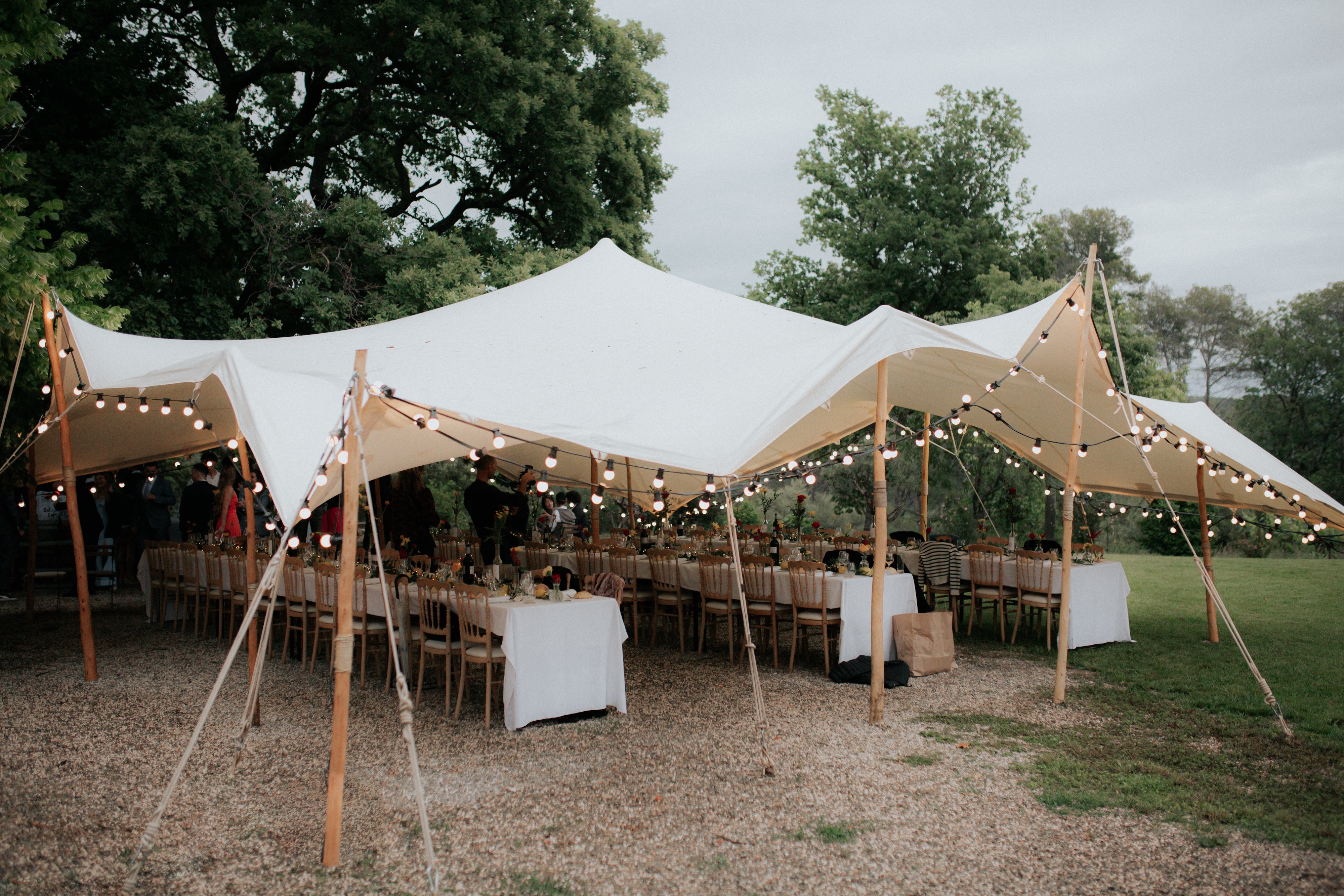 Table pour les invités après la cérémonie à l'extérieur 