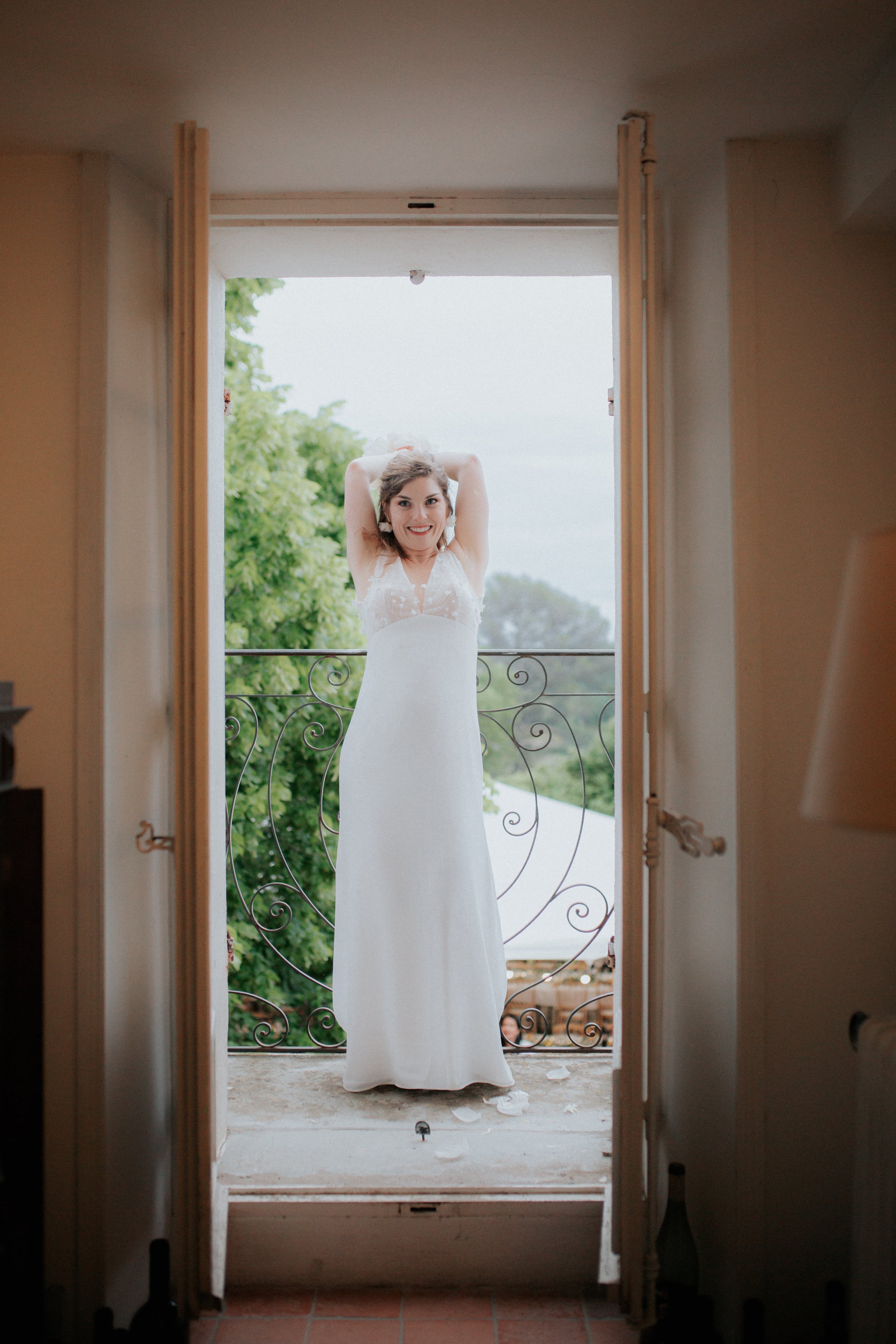 Femme se préparant à lancer son bouquet par le biais de son balcon le jour de son mariage