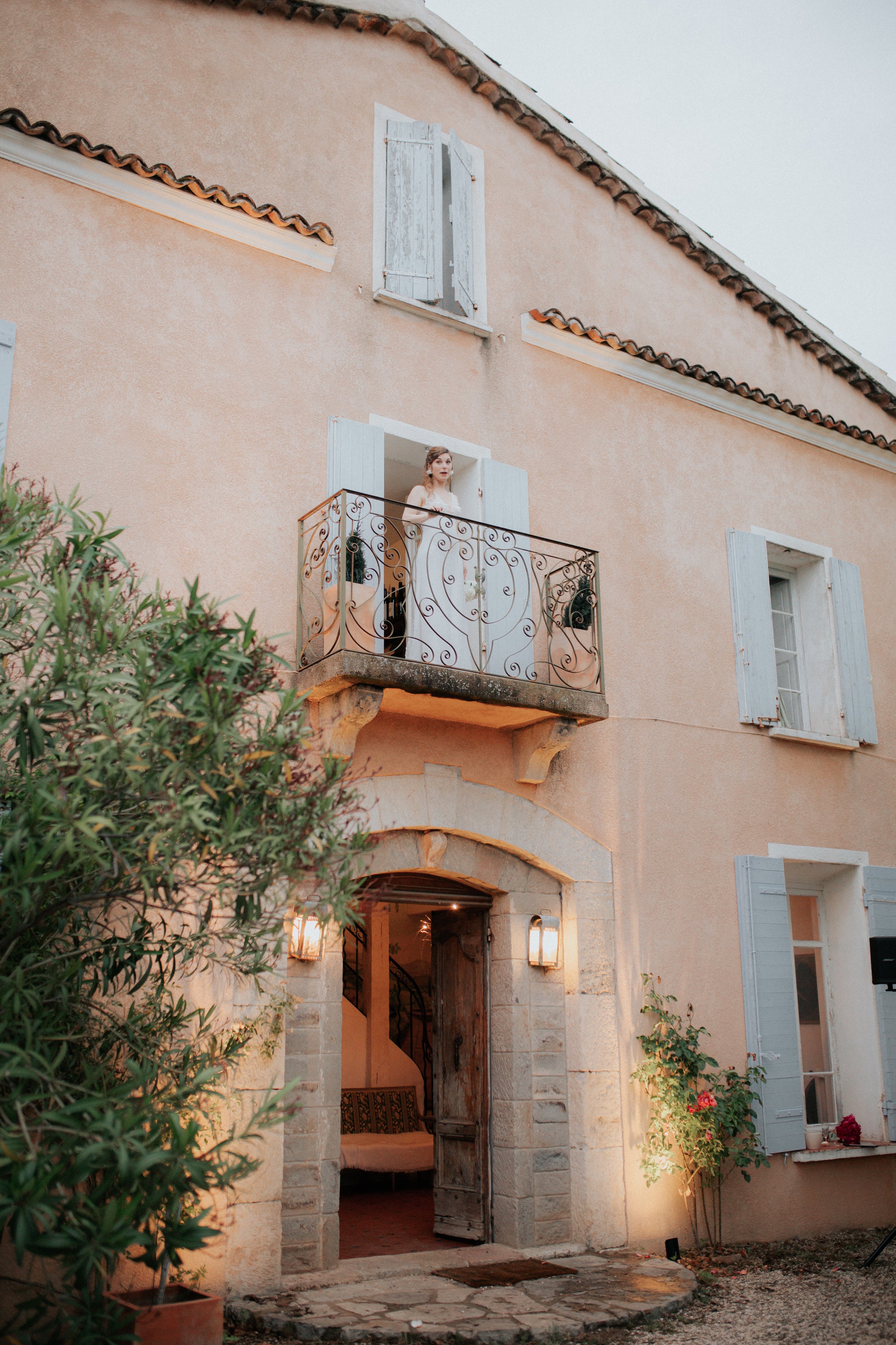 La mariée sur le balcon dans son lieu de réception où va se passer son mariage