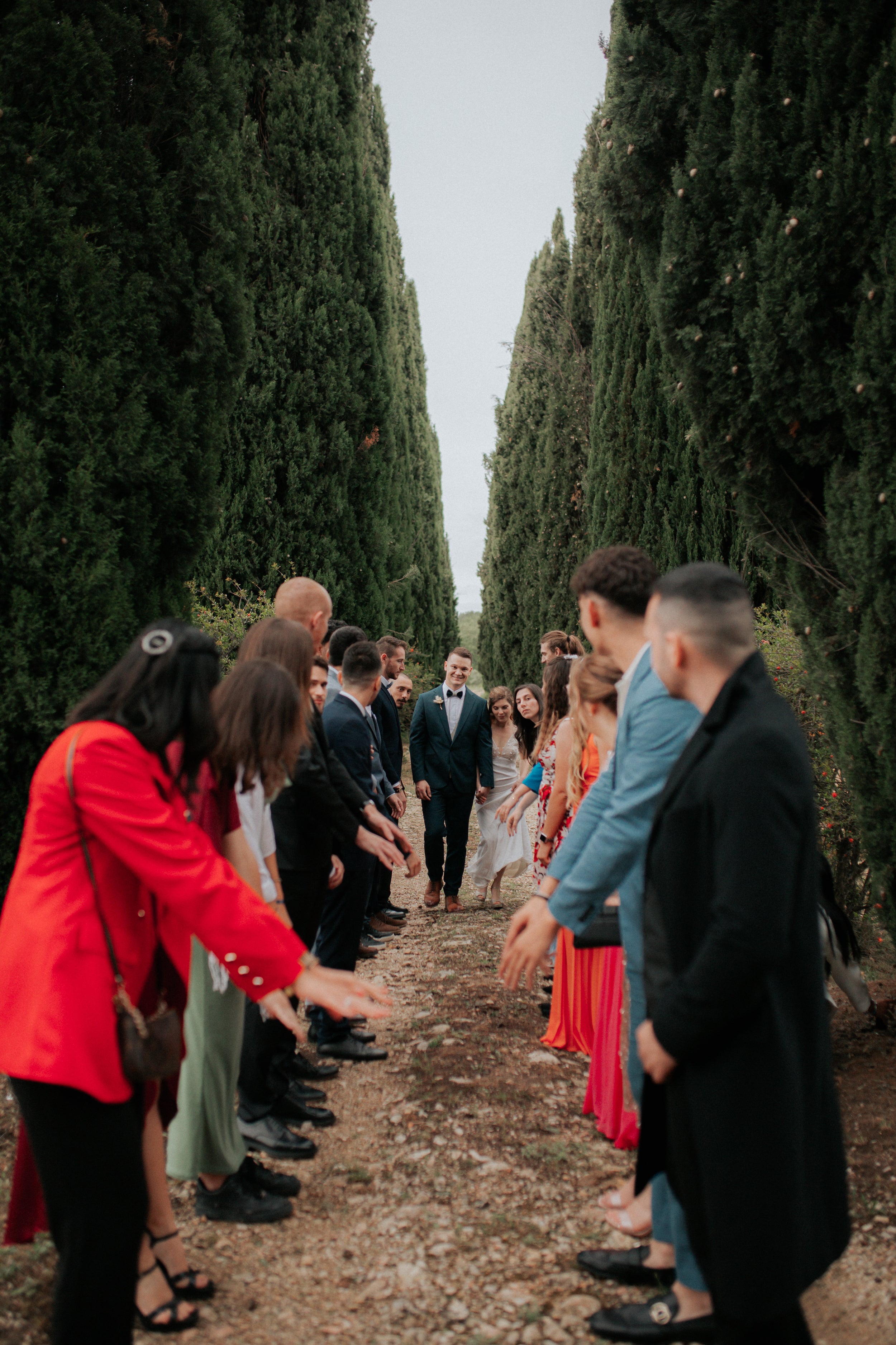 Les invités du mariage préparent un hommage aux mariés 