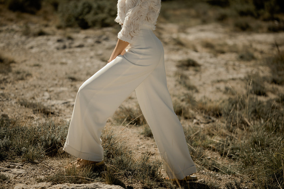 Mariée qui marche dans sa tenue de cérémonie le pantalon de fête