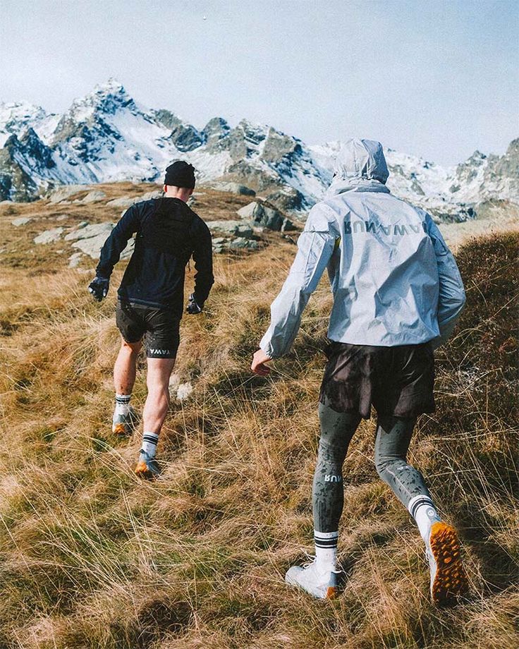 Deux hommes en montagne faisant une randonnées une activité sportive