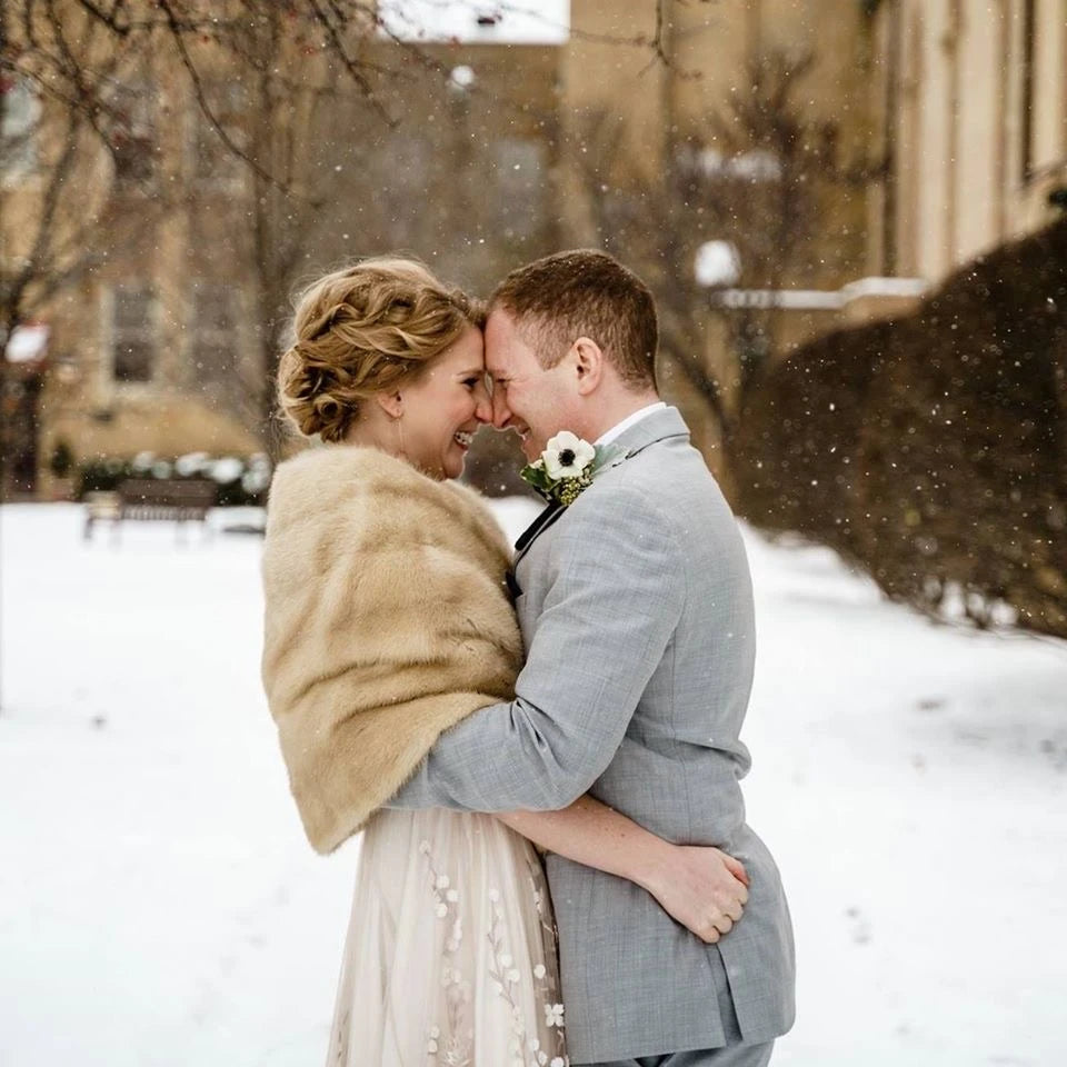 Deux amoureux qui se marie sous la neige avec des tenues de mariage d'hiver