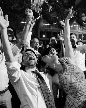 invités d'un mariage entrain de crier de joie lors de l'ouverture de bal des mariés