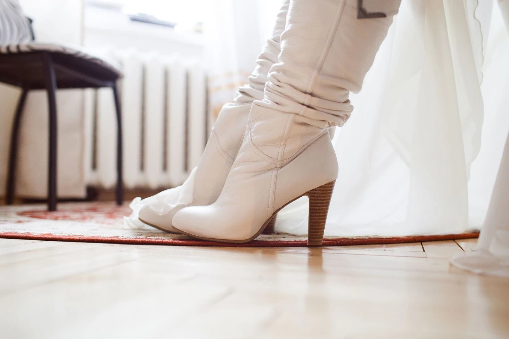 Bottes hautes à talons pour avoir chaud sous la robe de mariée 