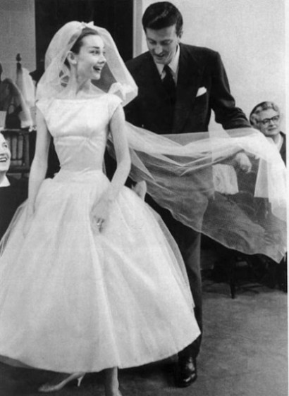 Audrey Hepburn se faisant aider à porter son voile le jour de son mariage dans funny face