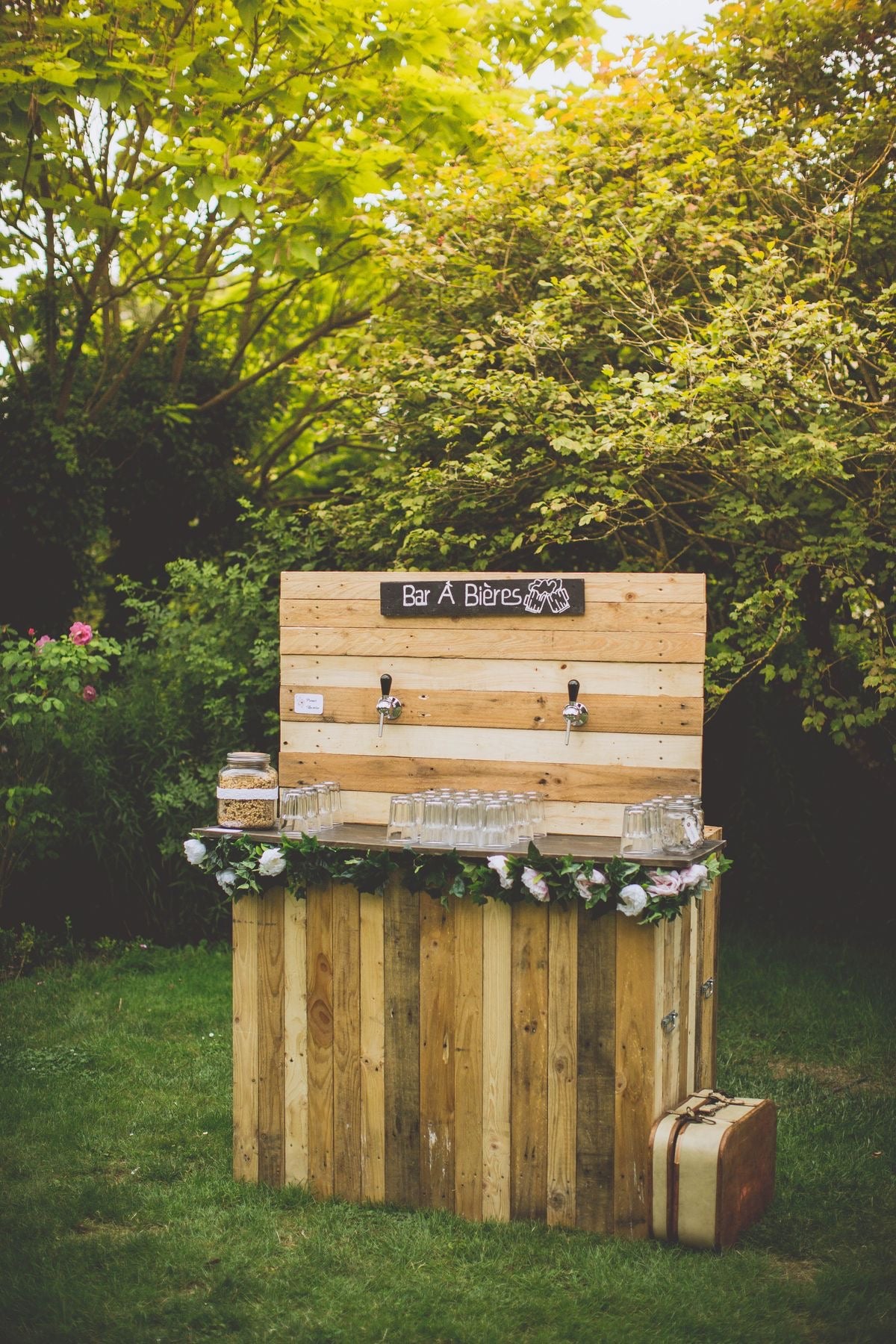 animation mariage bar à bières avec des tireuse à bières sur un bar en bois dans un jardin