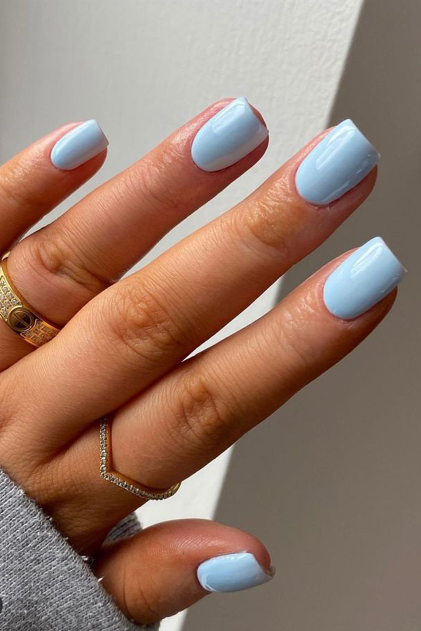 Ongles courts avec une forme carrée et un vernis couleur bleu