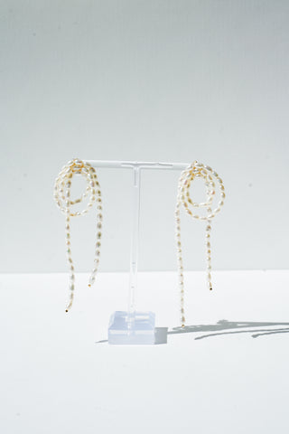 Poly - Boucles d'oreilles moderne noeud de perles naturelles