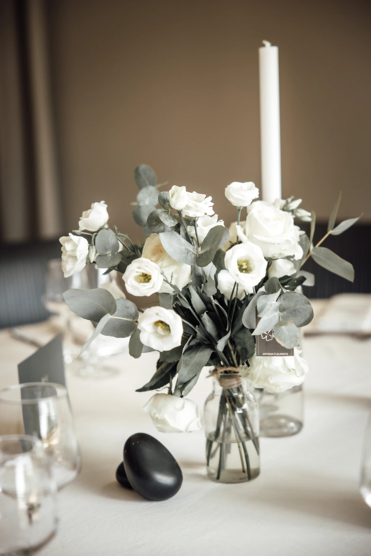 Décoration de la table montrant notamment le bouquet de fleur au centre de la table 