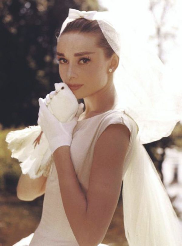 Audrey Hepburn dans sa robe de mariée de profil montrant ces bijoux et accessoires de cheveux de mariage