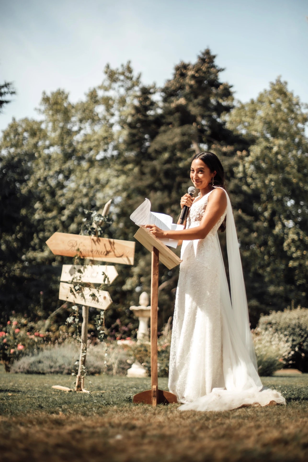 Mariée qui est émue pendant son discours durant la cérémonie dans sa robe longue blanche